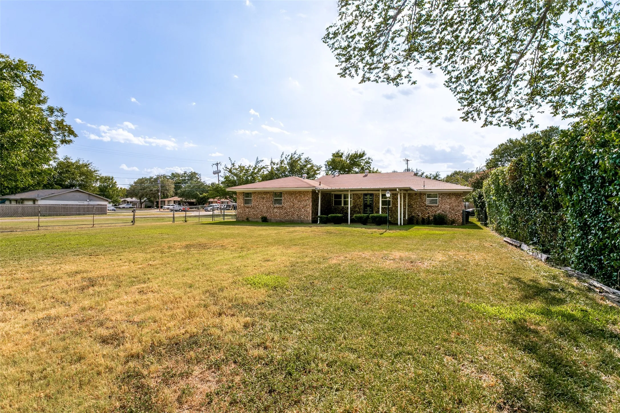 Single Family Residence For Sale in Tarrant County , 3153 Tex Boulevard, Fort Worth, Texas 76116, 3 Bedroom, 3 Bathroom, 2 Garage spaces, 1,828 Sqft, built in 1963, mls#21351508, Real Estate Agent in Fort Worth, Homes For Sale in Tarrant county, Homes For Sale in Fort Worth, Realtor in Fort Worth Texas, Real Estate Brokerage Independent Realty Texas, Luminita Cordes Realtor