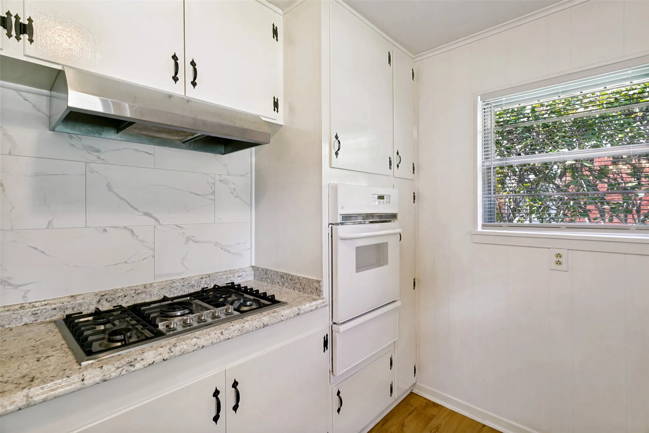 Gas cooktop with open and warming drawer