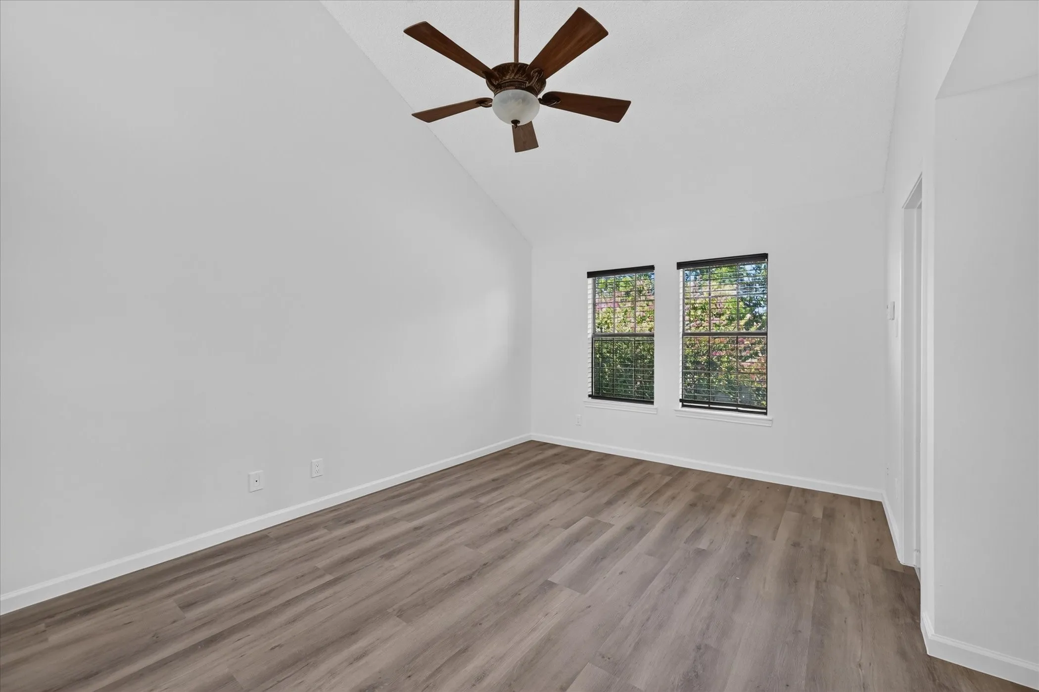 Single Family Residence For Sale in Dallas County , 631 Mission Circle, Irving, Texas 75063, 3 Bedroom, 2 Bathroom, 2 Garage spaces, 1,588 Sqft, built in 1984, mls#21348727, Real Estate Agent in Irving, Homes For Sale in Dallas county, Homes For Sale in Irving, Realtor in Irving Texas, Real Estate Brokerage Independent Realty Texas, Luminita Cordes Realtor