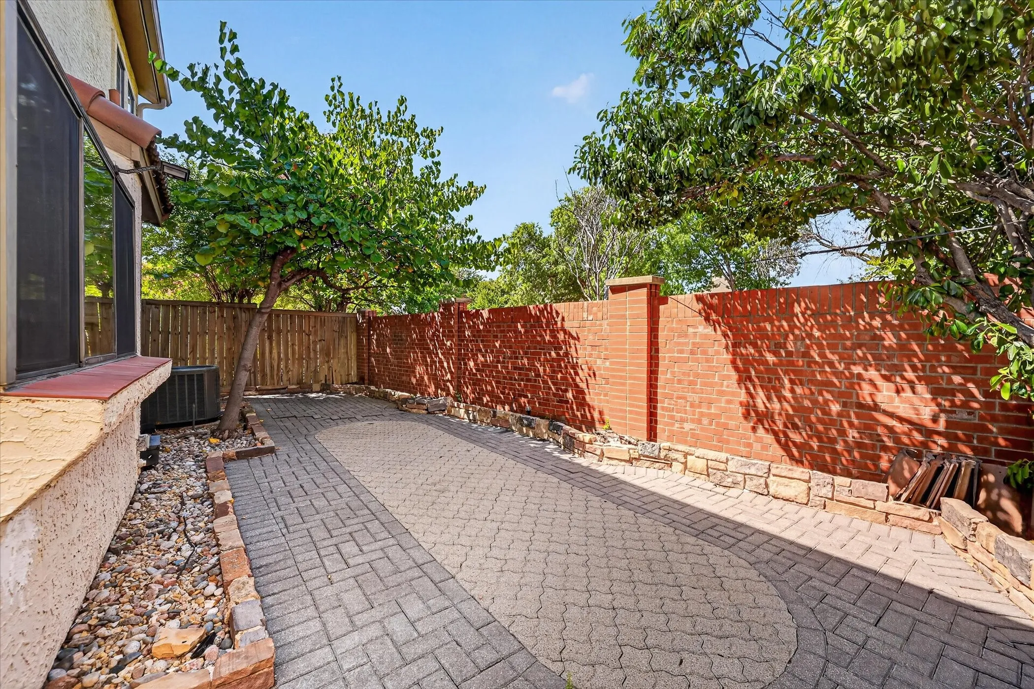 Single Family Residence For Sale in Dallas County , 631 Mission Circle, Irving, Texas 75063, 3 Bedroom, 2 Bathroom, 2 Garage spaces, 1,588 Sqft, built in 1984, mls#21348727, Real Estate Agent in Irving, Homes For Sale in Dallas county, Homes For Sale in Irving, Realtor in Irving Texas, Real Estate Brokerage Independent Realty Texas, Luminita Cordes Realtor