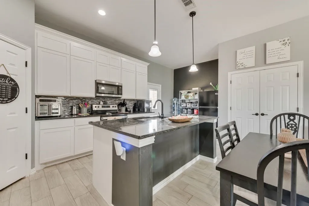 Single Family Residence For Sale in Van Zandt County , 247 Private Road 7413 Road, Wills Point, Texas 75169, 5 Bedroom, 4 Bathroom, Garage spaces, 2,568 Sqft, built in 2023, mls#21355589, Real Estate Agent in Wills Point, Homes For Sale in Van Zandt county, Homes For Sale in Wills Point, Realtor in Wills Point Texas, Real Estate Brokerage Independent Realty Texas, Luminita Cordes Realtor