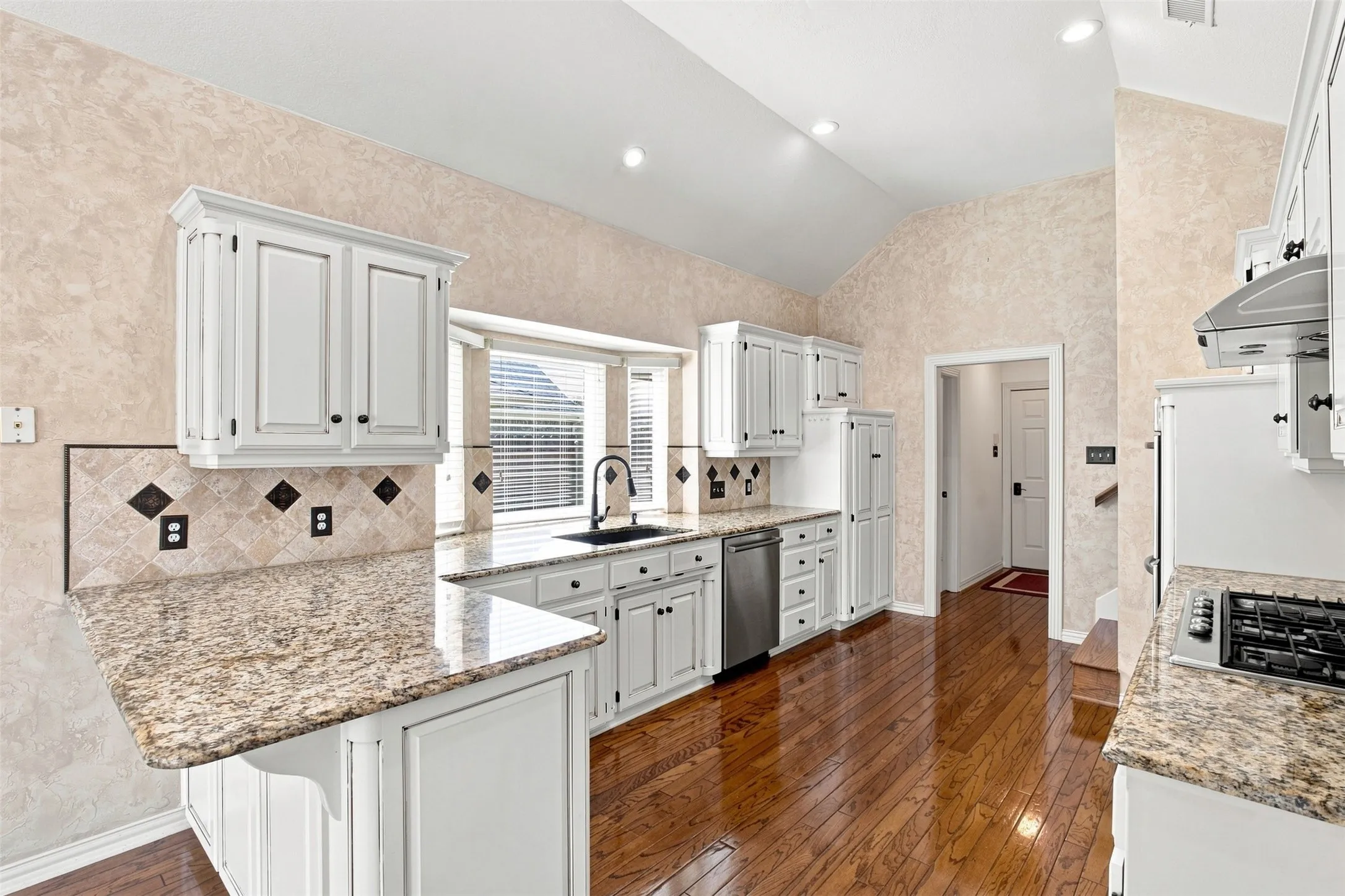 Single Family Residence For Sale in Tarrant County , 3310 Moss Creek Drive, Grapevine, Texas 76051, 4 Bedroom, 3 Bathroom, 2 Garage spaces, 2,920 Sqft, built in 1992, mls#21356200, Real Estate Agent in Grapevine, Homes For Sale in Tarrant county, Homes For Sale in Grapevine, Realtor in Grapevine Texas, Real Estate Brokerage Independent Realty Texas, Luminita Cordes Realtor