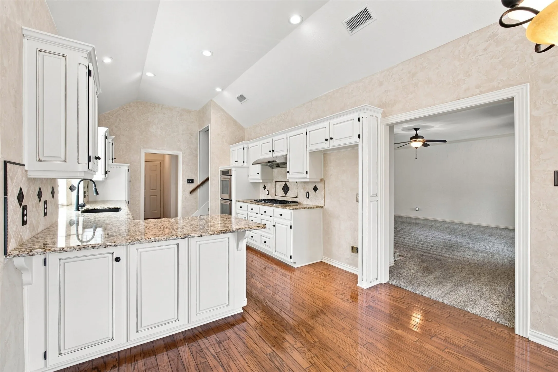 Single Family Residence For Sale in Tarrant County , 3310 Moss Creek Drive, Grapevine, Texas 76051, 4 Bedroom, 3 Bathroom, 2 Garage spaces, 2,920 Sqft, built in 1992, mls#21356200, Real Estate Agent in Grapevine, Homes For Sale in Tarrant county, Homes For Sale in Grapevine, Realtor in Grapevine Texas, Real Estate Brokerage Independent Realty Texas, Luminita Cordes Realtor