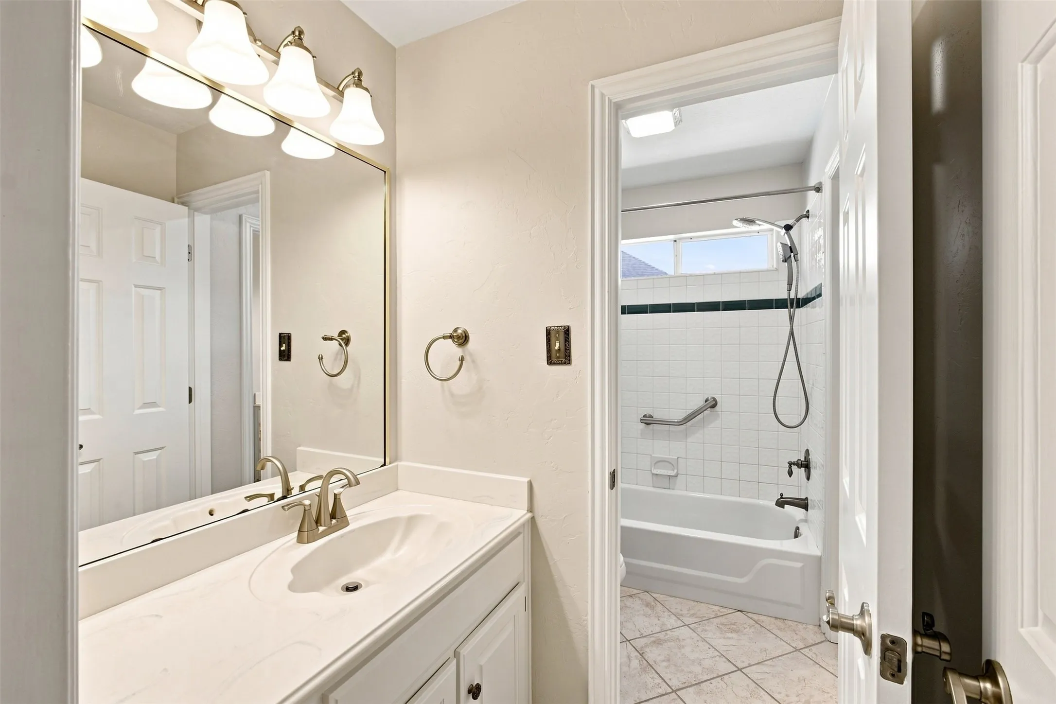 Single Family Residence For Sale in Tarrant County , 3310 Moss Creek Drive, Grapevine, Texas 76051, 4 Bedroom, 3 Bathroom, 2 Garage spaces, 2,920 Sqft, built in 1992, mls#21356200, Real Estate Agent in Grapevine, Homes For Sale in Tarrant county, Homes For Sale in Grapevine, Realtor in Grapevine Texas, Real Estate Brokerage Independent Realty Texas, Luminita Cordes Realtor