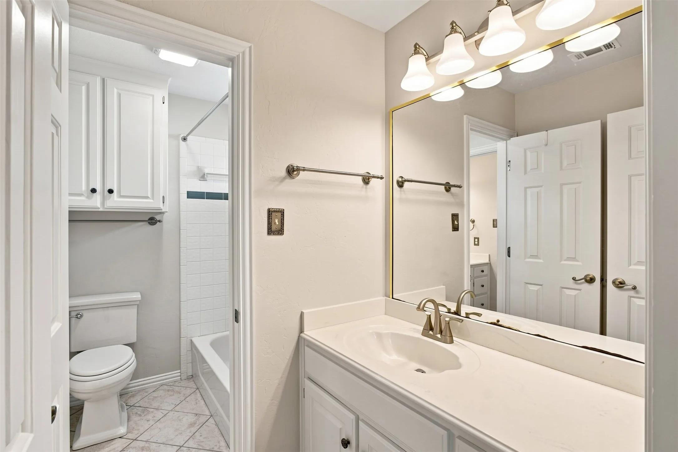 Single Family Residence For Sale in Tarrant County , 3310 Moss Creek Drive, Grapevine, Texas 76051, 4 Bedroom, 3 Bathroom, 2 Garage spaces, 2,920 Sqft, built in 1992, mls#21356200, Real Estate Agent in Grapevine, Homes For Sale in Tarrant county, Homes For Sale in Grapevine, Realtor in Grapevine Texas, Real Estate Brokerage Independent Realty Texas, Luminita Cordes Realtor