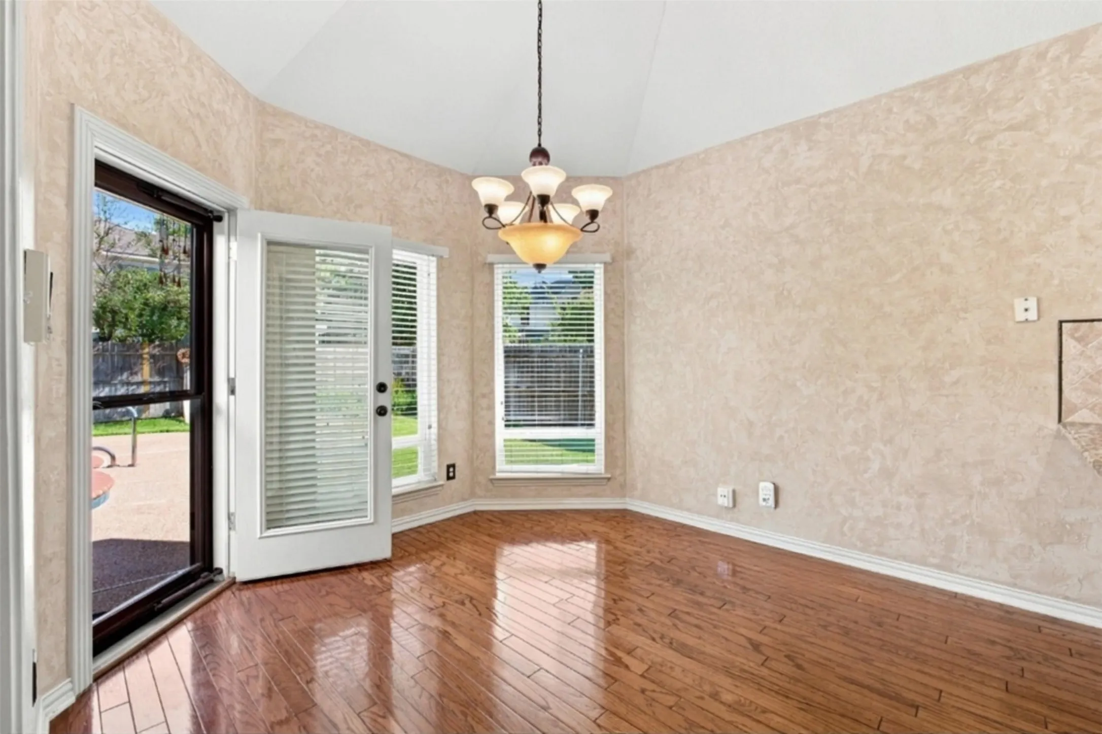 Single Family Residence For Sale in Tarrant County , 3310 Moss Creek Drive, Grapevine, Texas 76051, 4 Bedroom, 3 Bathroom, 2 Garage spaces, 2,920 Sqft, built in 1992, mls#21356200, Real Estate Agent in Grapevine, Homes For Sale in Tarrant county, Homes For Sale in Grapevine, Realtor in Grapevine Texas, Real Estate Brokerage Independent Realty Texas, Luminita Cordes Realtor