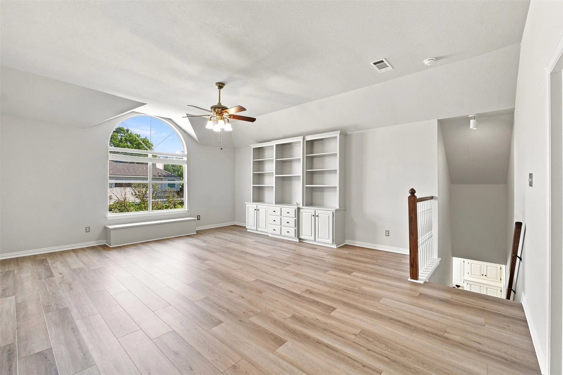 Single Family Residence For Sale in Tarrant County , 3310 Moss Creek Drive, Grapevine, Texas 76051, 4 Bedroom, 3 Bathroom, 2 Garage spaces, 2,920 Sqft, built in 1992, mls#21356200, Real Estate Agent in Grapevine, Homes For Sale in Tarrant county, Homes For Sale in Grapevine, Realtor in Grapevine Texas, Real Estate Brokerage Independent Realty Texas, Luminita Cordes Realtor