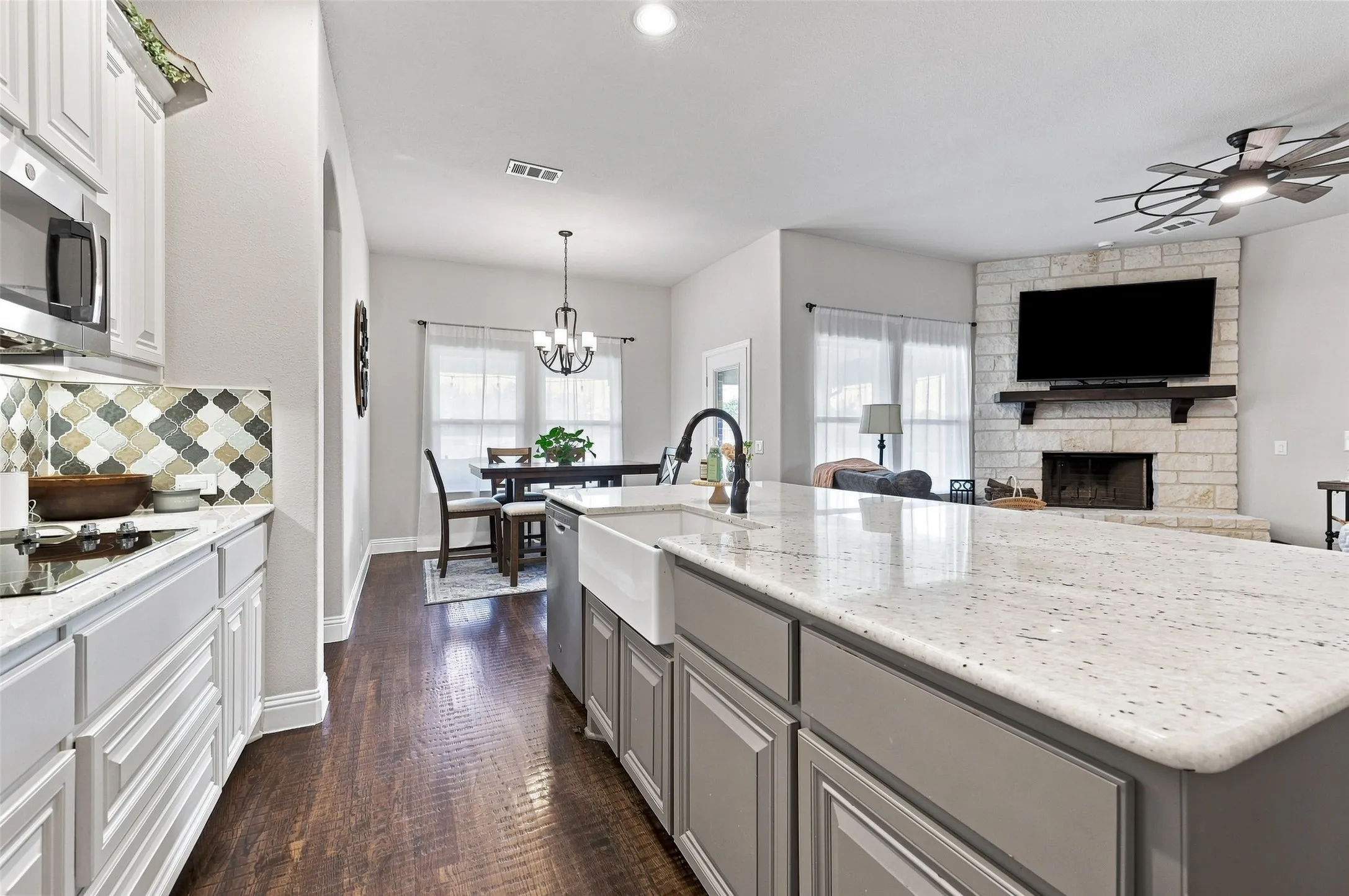 Single Family Residence For Sale in Grayson County , 1056 Hickory Lane, Howe, Texas 75459, 5 Bedroom, 3 Bathroom, 3 Garage spaces, 2,636 Sqft, built in 2021, mls#21358579, Real Estate Agent in Howe, Homes For Sale in Grayson county, Homes For Sale in Howe, Realtor in Howe Texas, Real Estate Brokerage Independent Realty Texas, Luminita Cordes Realtor