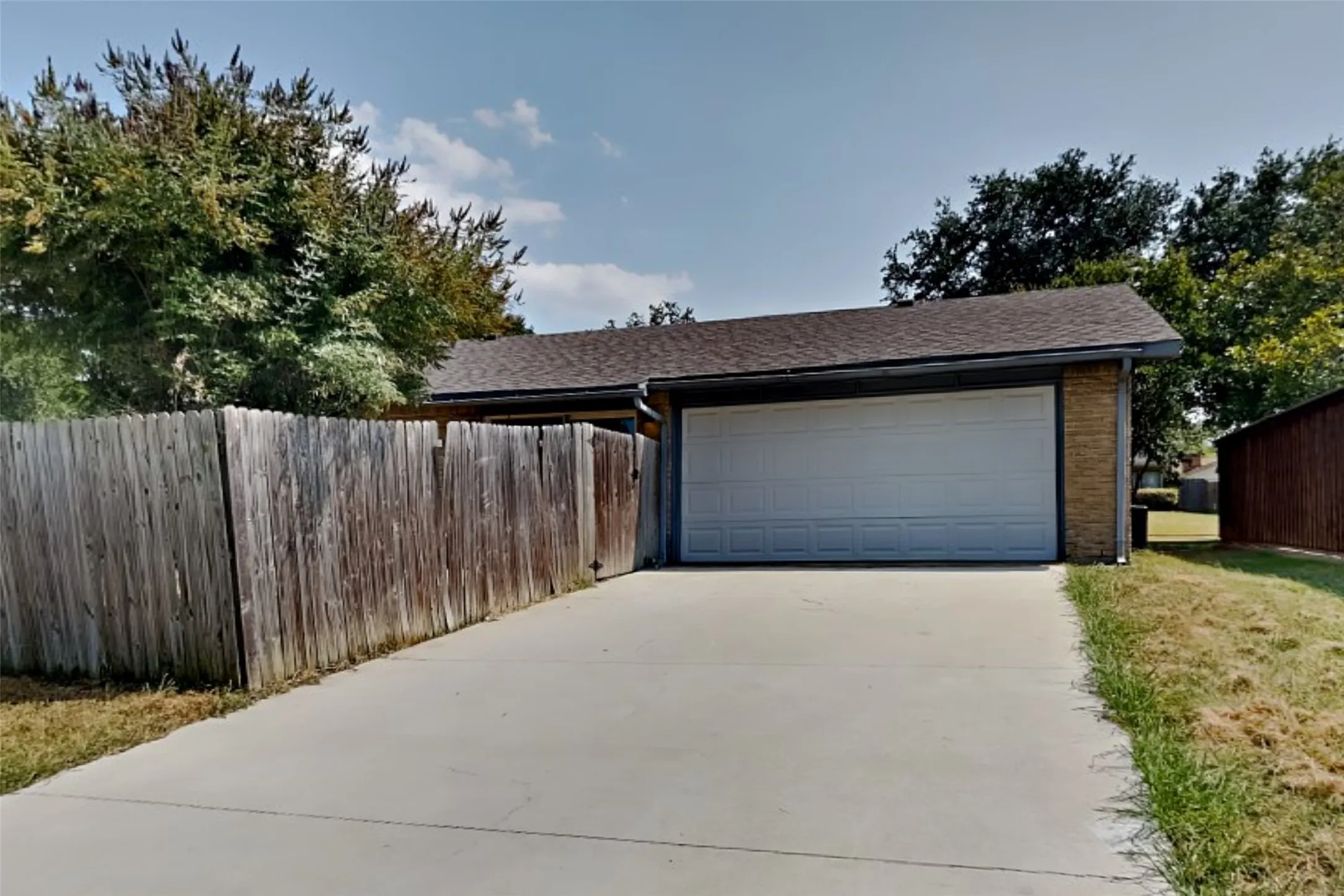 Single Family Residence For Rent in Denton County , 2013 Haymeadow, Carrollton, Texas 75007, 3 Bedroom, 2 Bathroom, 2 Garage spaces, 1,523 Sqft, built in 1973, mls#21358774, Real Estate Agent in Carrollton, Homes For Rent in Denton county, Homes For Rent in Carrollton, Realtor in Carrollton Texas, Real Estate Brokerage Independent Realty Texas, Luminita Cordes Realtor