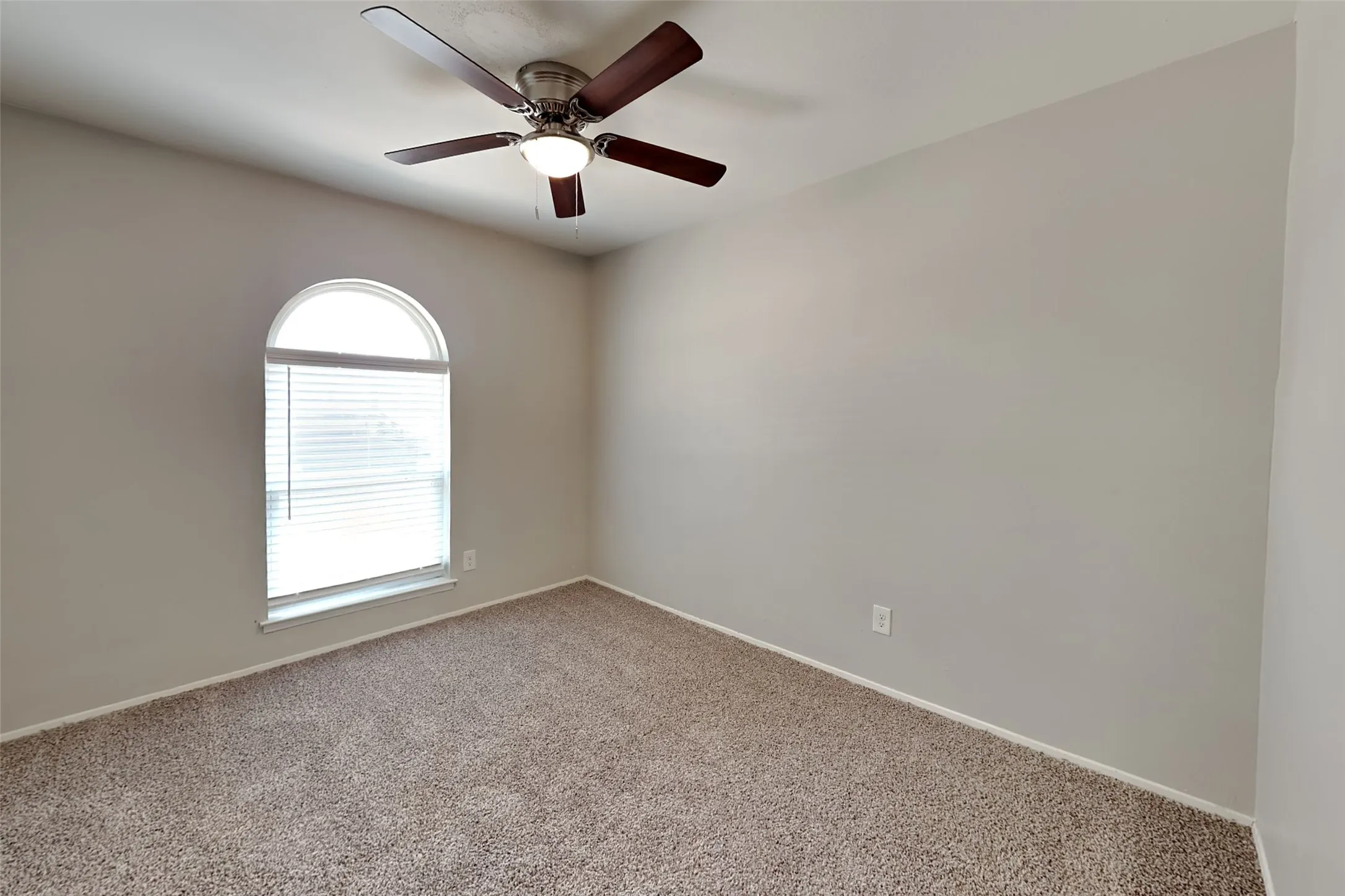 Single Family Residence For Rent in Denton County , 2013 Haymeadow, Carrollton, Texas 75007, 3 Bedroom, 2 Bathroom, 2 Garage spaces, 1,523 Sqft, built in 1973, mls#21358774, Real Estate Agent in Carrollton, Homes For Rent in Denton county, Homes For Rent in Carrollton, Realtor in Carrollton Texas, Real Estate Brokerage Independent Realty Texas, Luminita Cordes Realtor