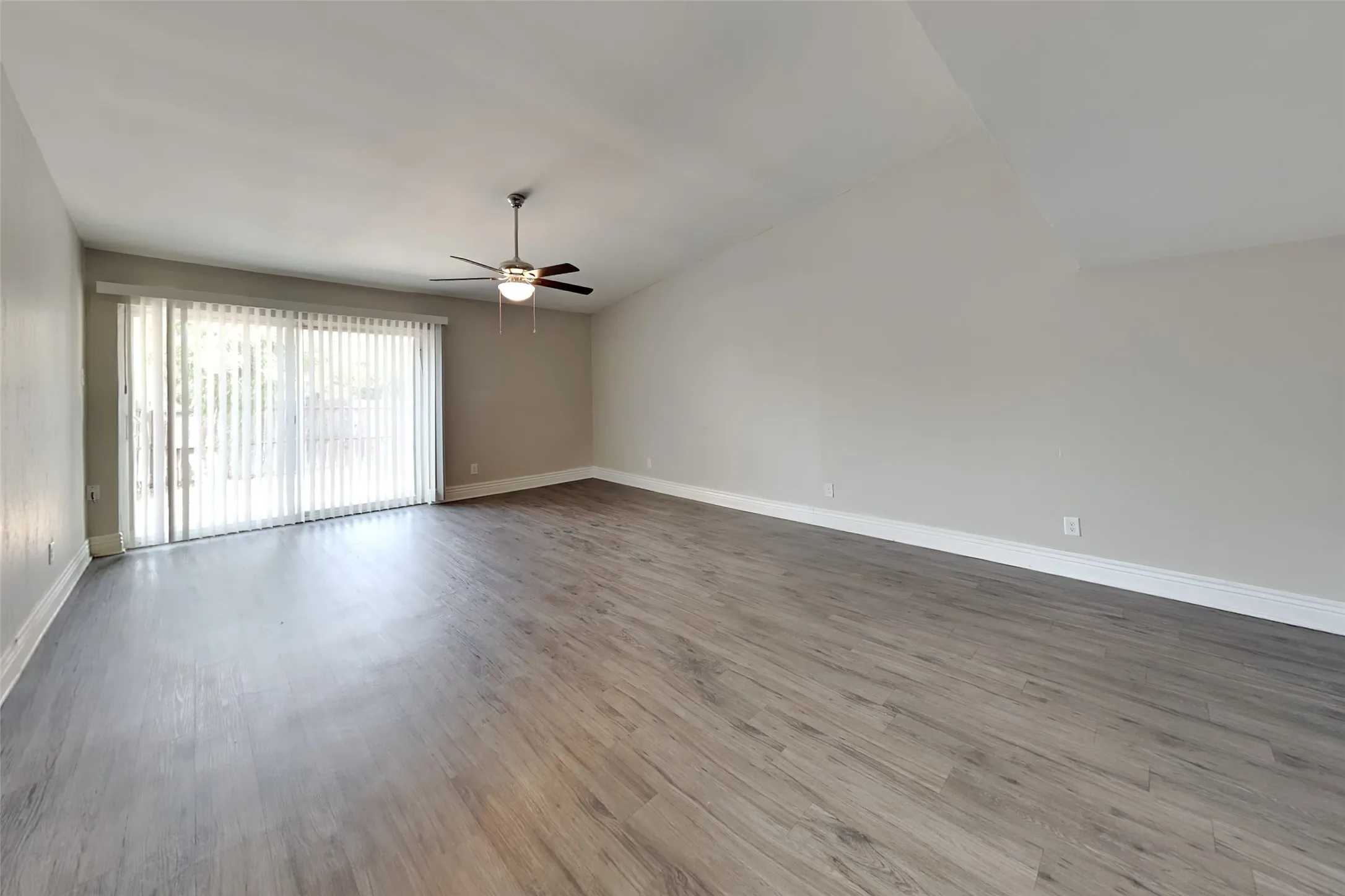 Single Family Residence For Rent in Denton County , 2013 Haymeadow, Carrollton, Texas 75007, 3 Bedroom, 2 Bathroom, 2 Garage spaces, 1,523 Sqft, built in 1973, mls#21358774, Real Estate Agent in Carrollton, Homes For Rent in Denton county, Homes For Rent in Carrollton, Realtor in Carrollton Texas, Real Estate Brokerage Independent Realty Texas, Luminita Cordes Realtor