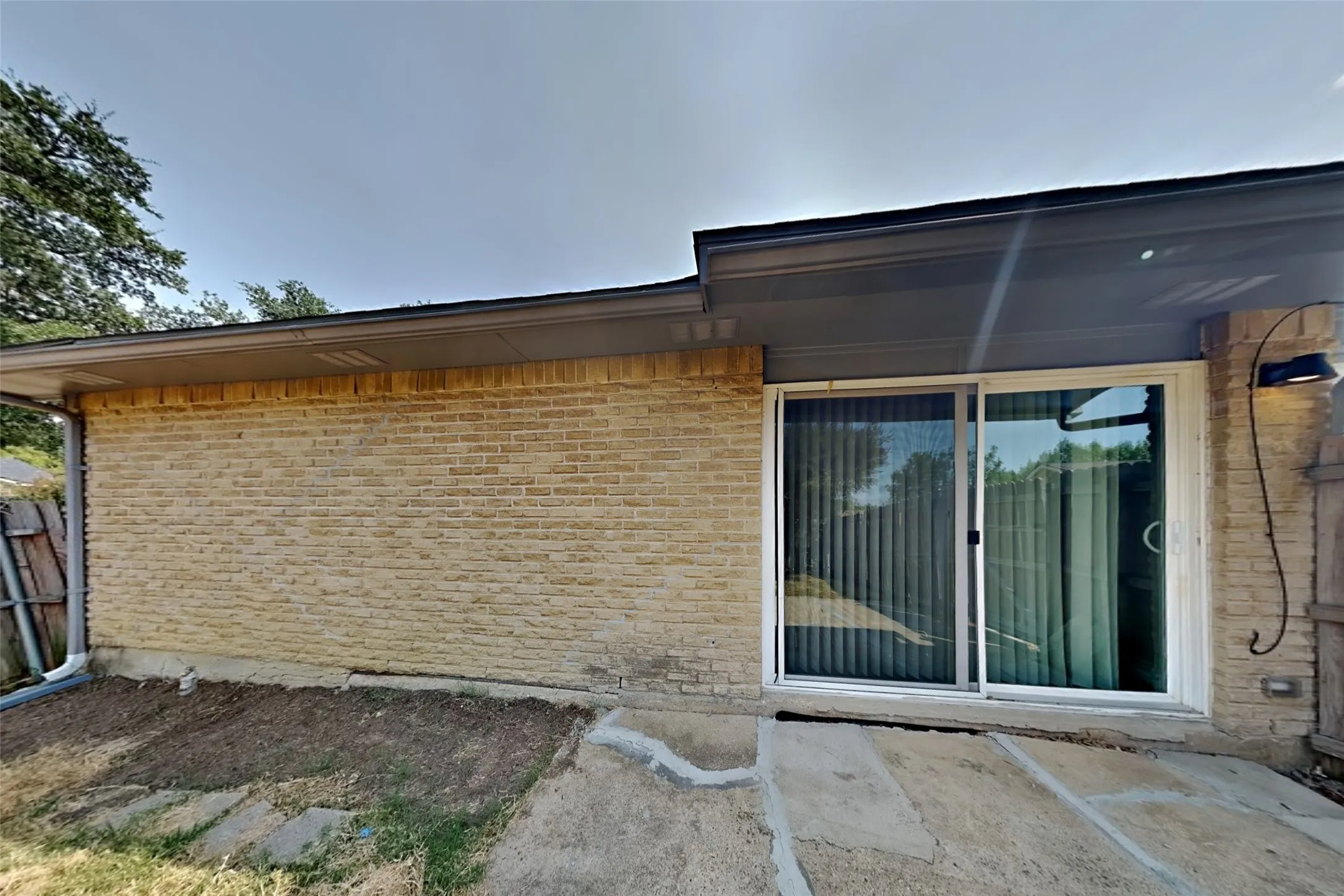 Single Family Residence For Rent in Denton County , 2013 Haymeadow, Carrollton, Texas 75007, 3 Bedroom, 2 Bathroom, 2 Garage spaces, 1,523 Sqft, built in 1973, mls#21358774, Real Estate Agent in Carrollton, Homes For Rent in Denton county, Homes For Rent in Carrollton, Realtor in Carrollton Texas, Real Estate Brokerage Independent Realty Texas, Luminita Cordes Realtor