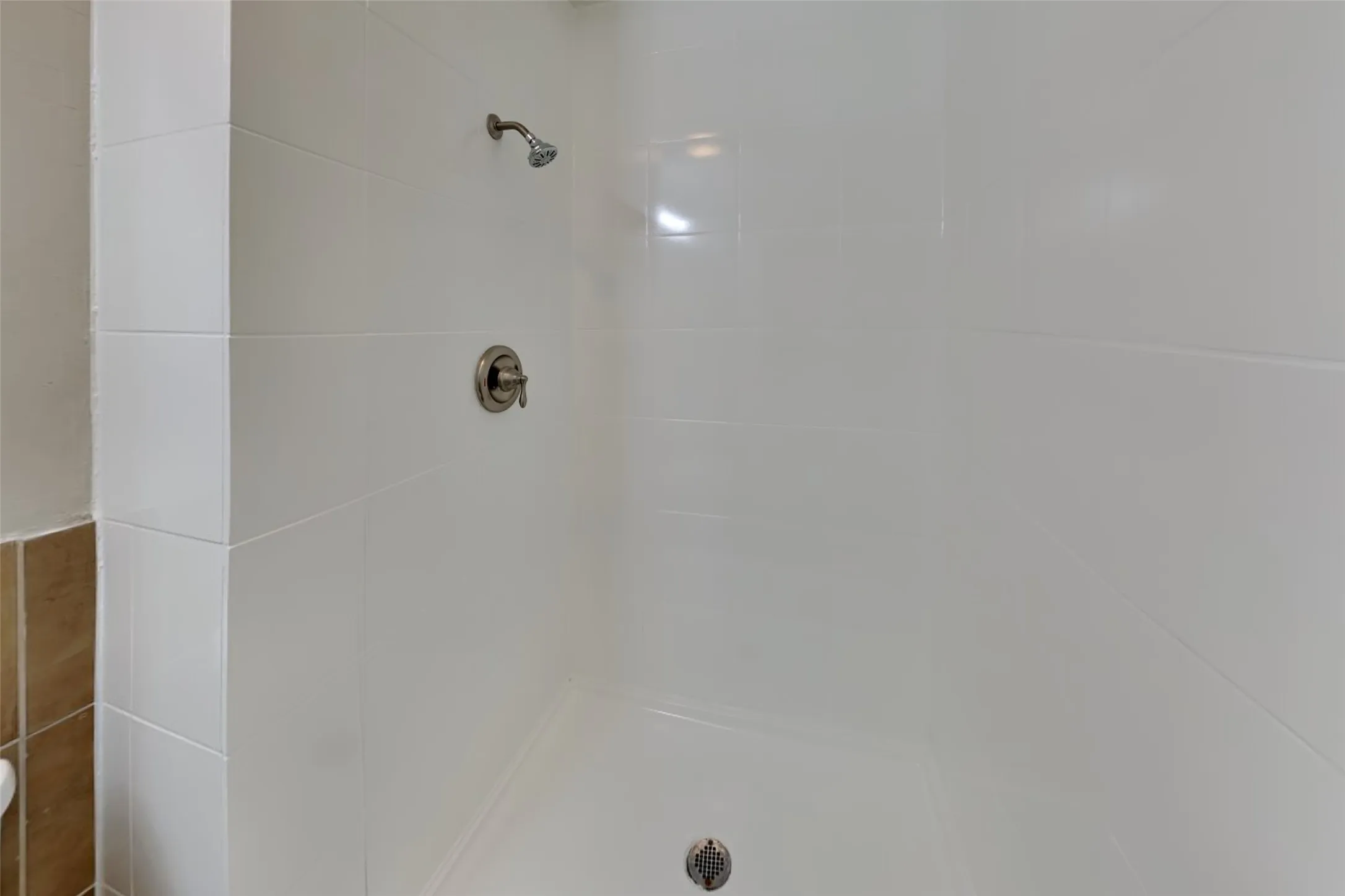 Single Family Residence For Rent in Denton County , 2013 Haymeadow, Carrollton, Texas 75007, 3 Bedroom, 2 Bathroom, 2 Garage spaces, 1,523 Sqft, built in 1973, mls#21358774, Real Estate Agent in Carrollton, Homes For Rent in Denton county, Homes For Rent in Carrollton, Realtor in Carrollton Texas, Real Estate Brokerage Independent Realty Texas, Luminita Cordes Realtor