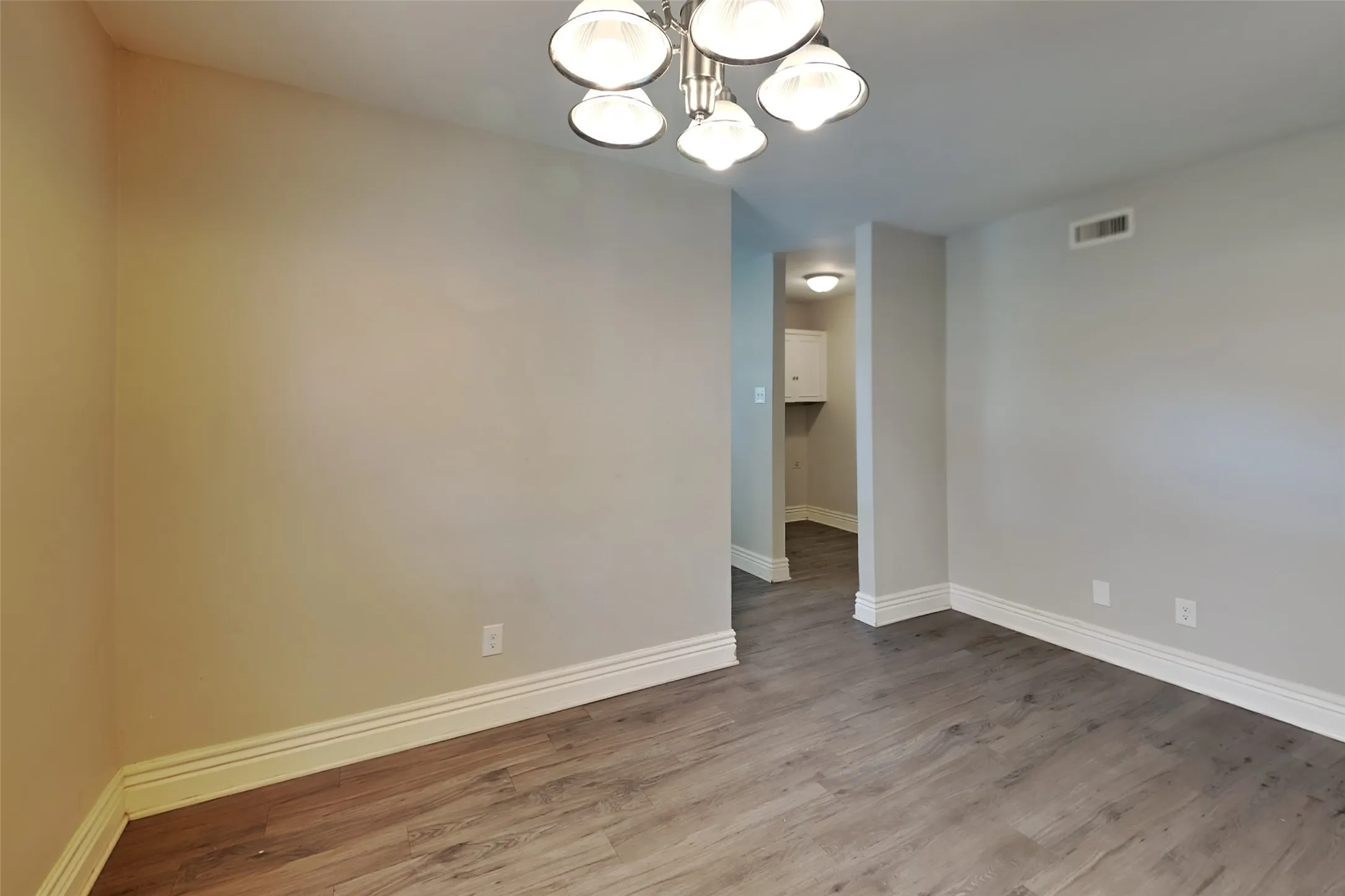 Single Family Residence For Rent in Denton County , 2013 Haymeadow, Carrollton, Texas 75007, 3 Bedroom, 2 Bathroom, 2 Garage spaces, 1,523 Sqft, built in 1973, mls#21358774, Real Estate Agent in Carrollton, Homes For Rent in Denton county, Homes For Rent in Carrollton, Realtor in Carrollton Texas, Real Estate Brokerage Independent Realty Texas, Luminita Cordes Realtor