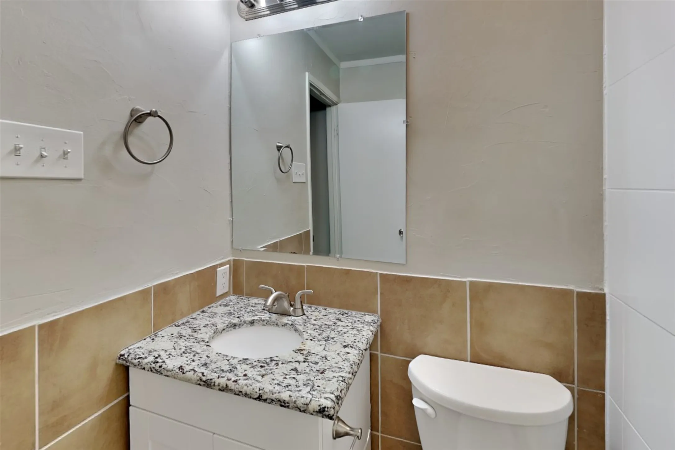 Single Family Residence For Rent in Denton County , 2013 Haymeadow, Carrollton, Texas 75007, 3 Bedroom, 2 Bathroom, 2 Garage spaces, 1,523 Sqft, built in 1973, mls#21358774, Real Estate Agent in Carrollton, Homes For Rent in Denton county, Homes For Rent in Carrollton, Realtor in Carrollton Texas, Real Estate Brokerage Independent Realty Texas, Luminita Cordes Realtor