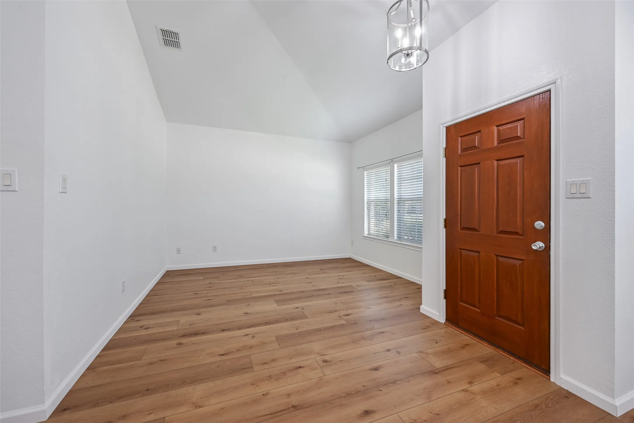 Single Family Residence For Rent in Tarrant County , 5819 Midnight Lane, Grand Prairie, Texas 75052, 3 Bedroom, 2 Bathroom, 2 Garage spaces, 2,012 Sqft, built in 2006, mls#21357032, Real Estate Agent in Grand Prairie, Homes For Rent in Tarrant county, Homes For Rent in Grand Prairie, Realtor in Grand Prairie Texas, Real Estate Brokerage Independent Realty Texas, Luminita Cordes Realtor