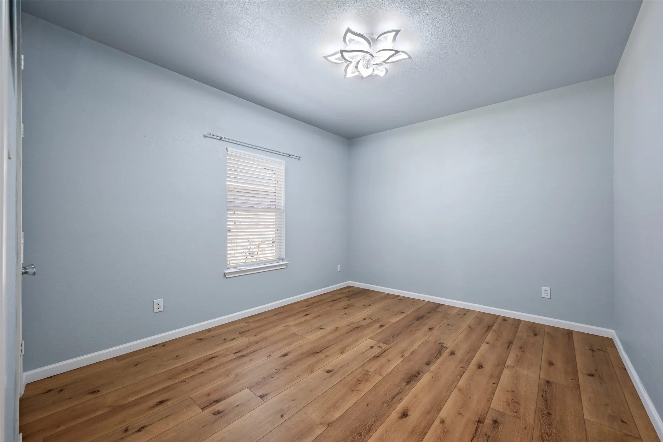 Single Family Residence For Rent in Tarrant County , 5819 Midnight Lane, Grand Prairie, Texas 75052, 3 Bedroom, 2 Bathroom, 2 Garage spaces, 2,012 Sqft, built in 2006, mls#21357032, Real Estate Agent in Grand Prairie, Homes For Rent in Tarrant county, Homes For Rent in Grand Prairie, Realtor in Grand Prairie Texas, Real Estate Brokerage Independent Realty Texas, Luminita Cordes Realtor