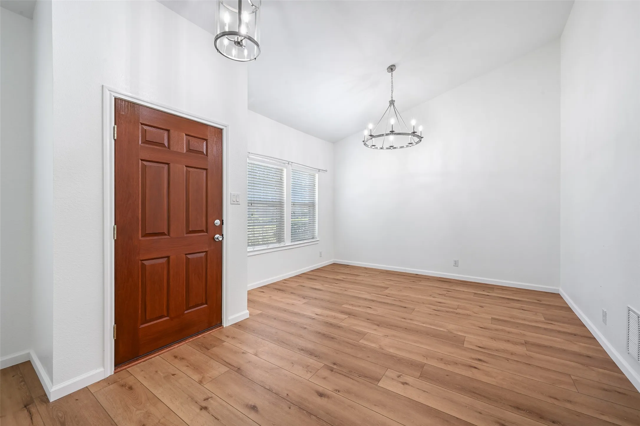 Single Family Residence For Rent in Tarrant County , 5819 Midnight Lane, Grand Prairie, Texas 75052, 3 Bedroom, 2 Bathroom, 2 Garage spaces, 2,012 Sqft, built in 2006, mls#21357032, Real Estate Agent in Grand Prairie, Homes For Rent in Tarrant county, Homes For Rent in Grand Prairie, Realtor in Grand Prairie Texas, Real Estate Brokerage Independent Realty Texas, Luminita Cordes Realtor