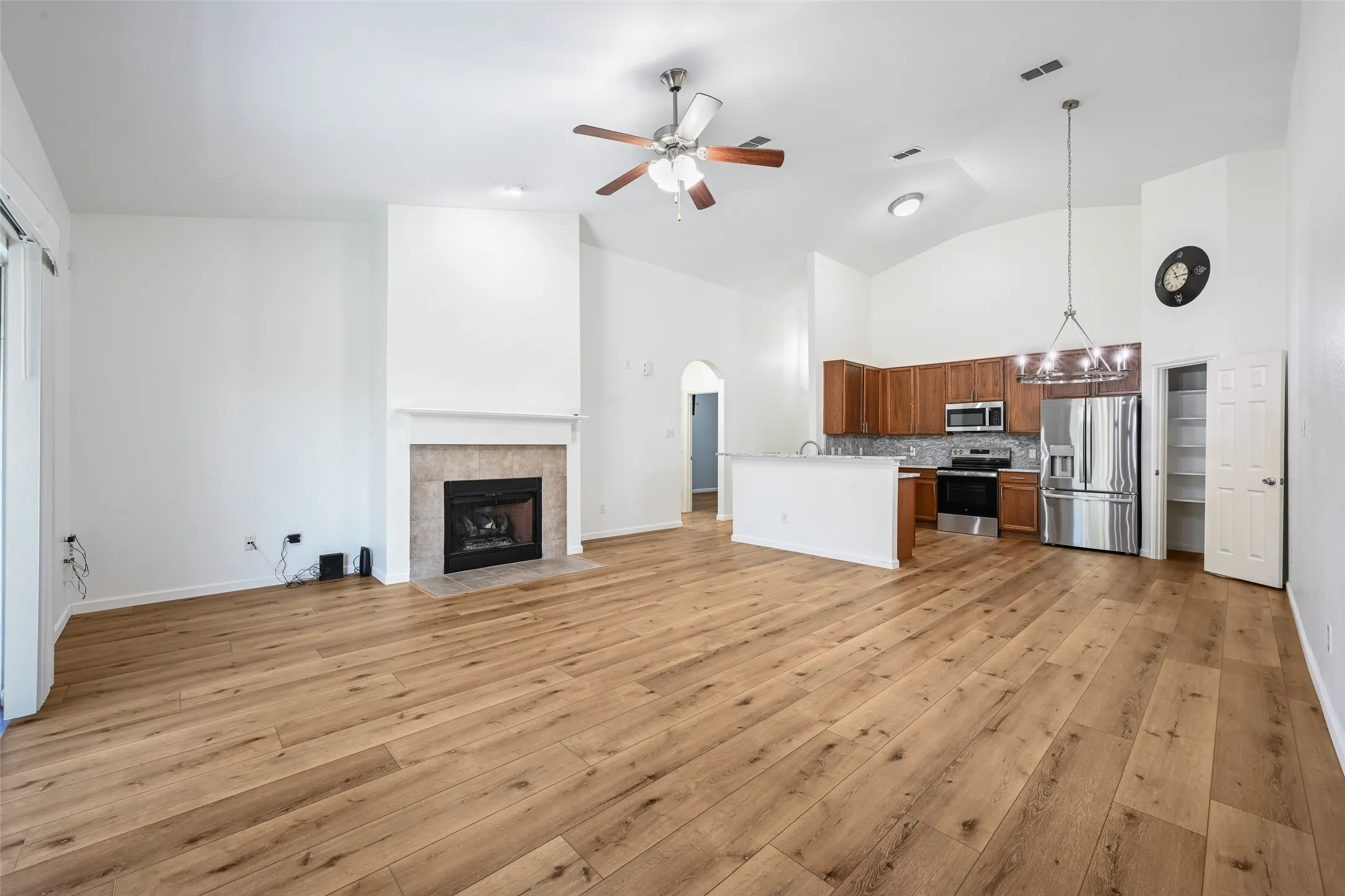 Single Family Residence For Rent in Tarrant County , 5819 Midnight Lane, Grand Prairie, Texas 75052, 3 Bedroom, 2 Bathroom, 2 Garage spaces, 2,012 Sqft, built in 2006, mls#21357032, Real Estate Agent in Grand Prairie, Homes For Rent in Tarrant county, Homes For Rent in Grand Prairie, Realtor in Grand Prairie Texas, Real Estate Brokerage Independent Realty Texas, Luminita Cordes Realtor