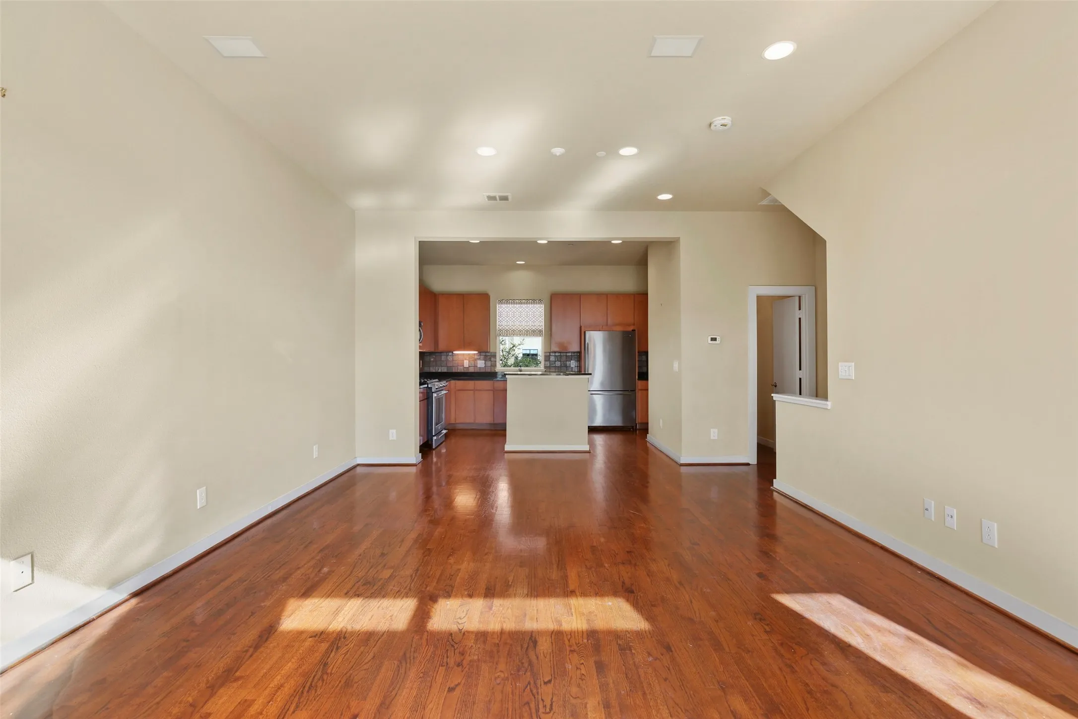 Townhouse For Rent in Dallas County , 3800 Holland Avenue 4, Dallas, Texas 75219, 2 Bedroom, 3 Bathroom, 2 Garage spaces, 1,603 Sqft, built in 2005, mls#21358769, Real Estate Agent in Dallas, Homes For Rent in Dallas county, Homes For Rent in Dallas, Realtor in Dallas Texas, Real Estate Brokerage Independent Realty Texas, Luminita Cordes Realtor