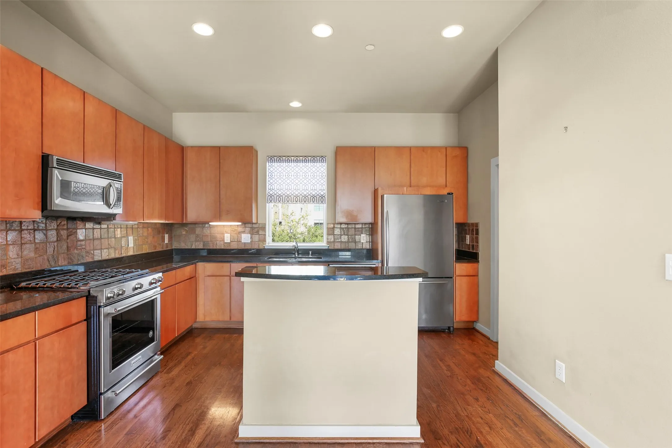 Townhouse For Rent in Dallas County , 3800 Holland Avenue 4, Dallas, Texas 75219, 2 Bedroom, 3 Bathroom, 2 Garage spaces, 1,603 Sqft, built in 2005, mls#21358769, Real Estate Agent in Dallas, Homes For Rent in Dallas county, Homes For Rent in Dallas, Realtor in Dallas Texas, Real Estate Brokerage Independent Realty Texas, Luminita Cordes Realtor