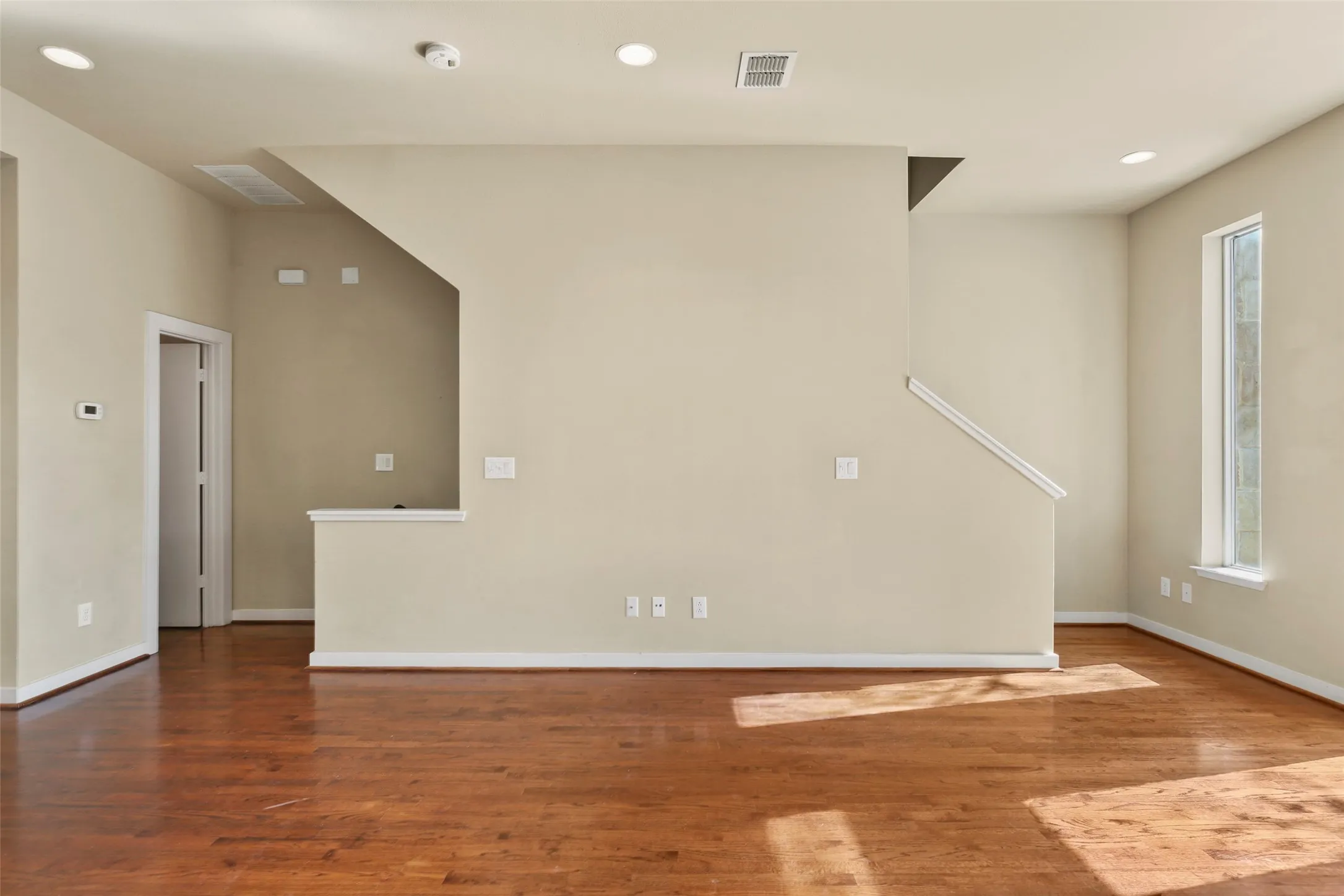 Townhouse For Rent in Dallas County , 3800 Holland Avenue 4, Dallas, Texas 75219, 2 Bedroom, 3 Bathroom, 2 Garage spaces, 1,603 Sqft, built in 2005, mls#21358769, Real Estate Agent in Dallas, Homes For Rent in Dallas county, Homes For Rent in Dallas, Realtor in Dallas Texas, Real Estate Brokerage Independent Realty Texas, Luminita Cordes Realtor