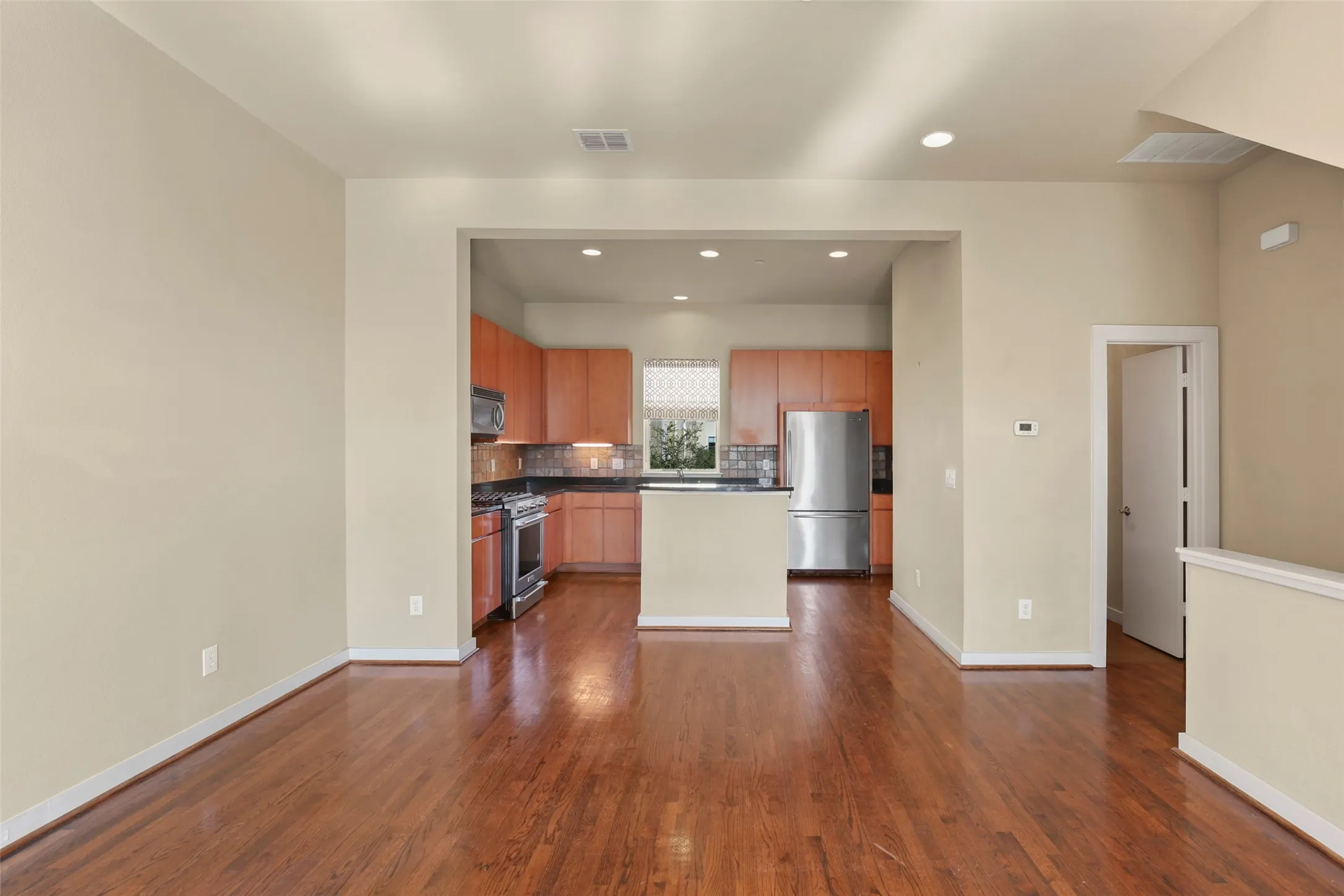 Townhouse For Rent in Dallas County , 3800 Holland Avenue 4, Dallas, Texas 75219, 2 Bedroom, 3 Bathroom, 2 Garage spaces, 1,603 Sqft, built in 2005, mls#21358769, Real Estate Agent in Dallas, Homes For Rent in Dallas county, Homes For Rent in Dallas, Realtor in Dallas Texas, Real Estate Brokerage Independent Realty Texas, Luminita Cordes Realtor