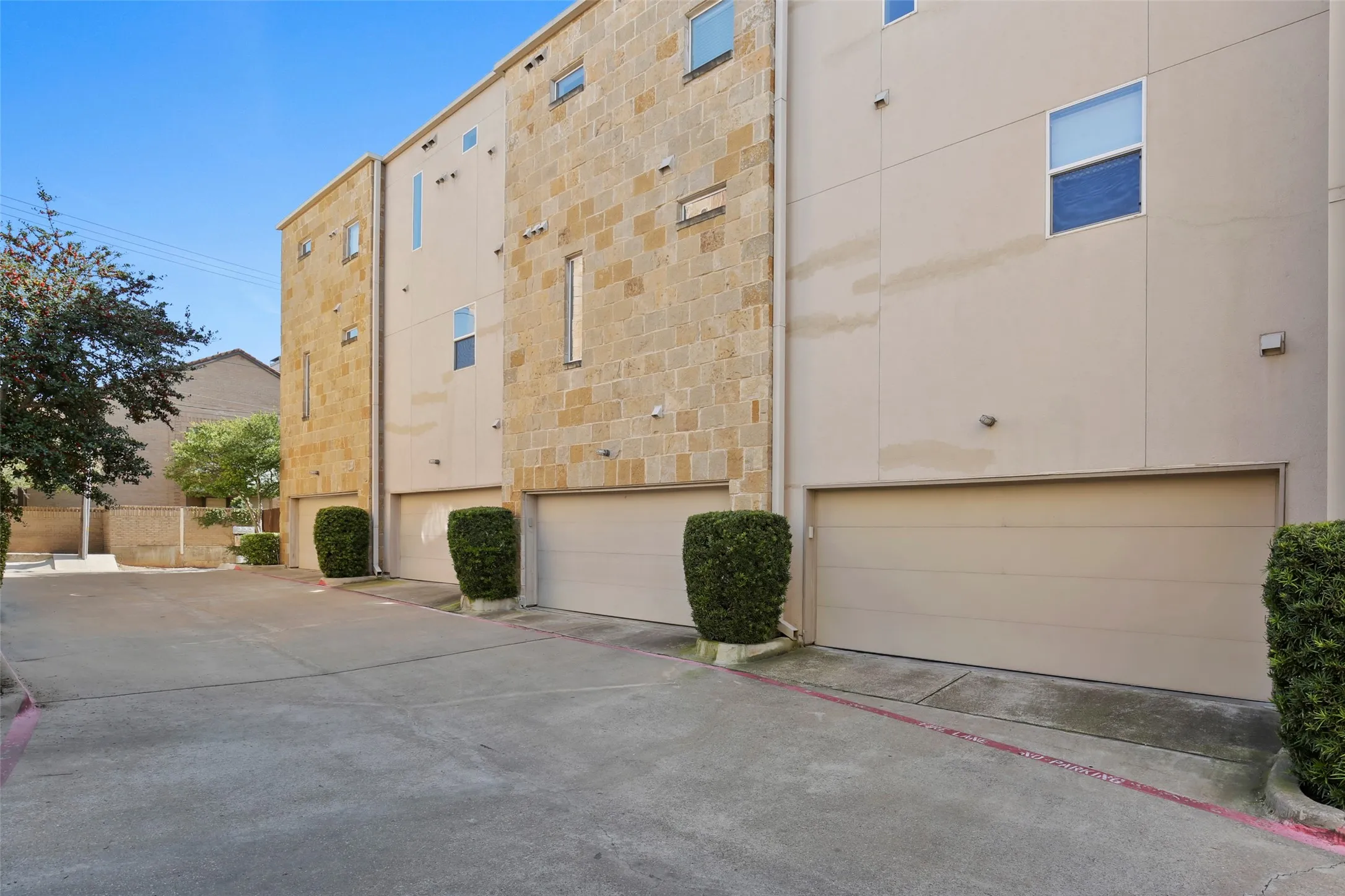 Townhouse For Rent in Dallas County , 3800 Holland Avenue 4, Dallas, Texas 75219, 2 Bedroom, 3 Bathroom, 2 Garage spaces, 1,603 Sqft, built in 2005, mls#21358769, Real Estate Agent in Dallas, Homes For Rent in Dallas county, Homes For Rent in Dallas, Realtor in Dallas Texas, Real Estate Brokerage Independent Realty Texas, Luminita Cordes Realtor