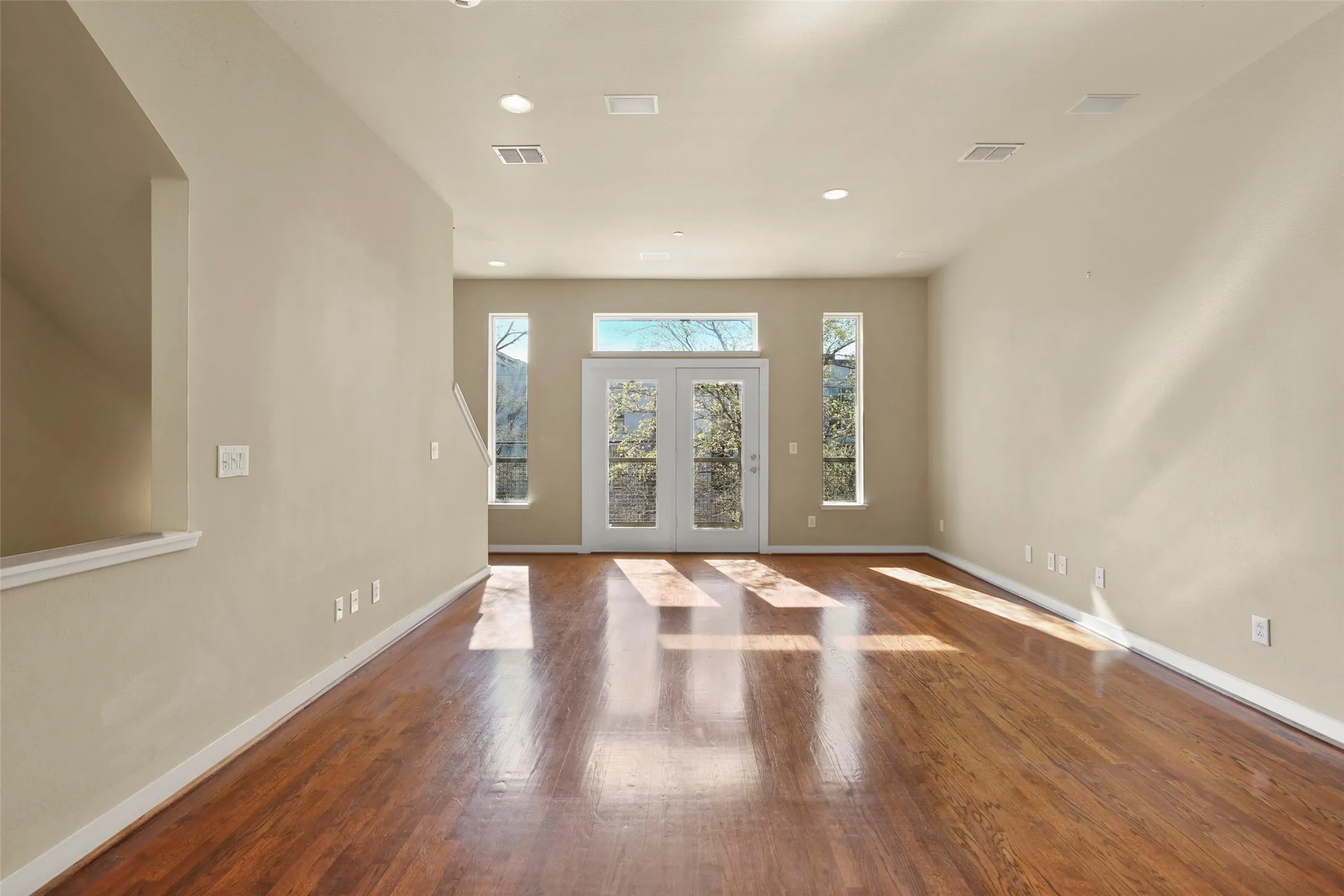 Townhouse For Rent in Dallas County , 3800 Holland Avenue 4, Dallas, Texas 75219, 2 Bedroom, 3 Bathroom, 2 Garage spaces, 1,603 Sqft, built in 2005, mls#21358769, Real Estate Agent in Dallas, Homes For Rent in Dallas county, Homes For Rent in Dallas, Realtor in Dallas Texas, Real Estate Brokerage Independent Realty Texas, Luminita Cordes Realtor