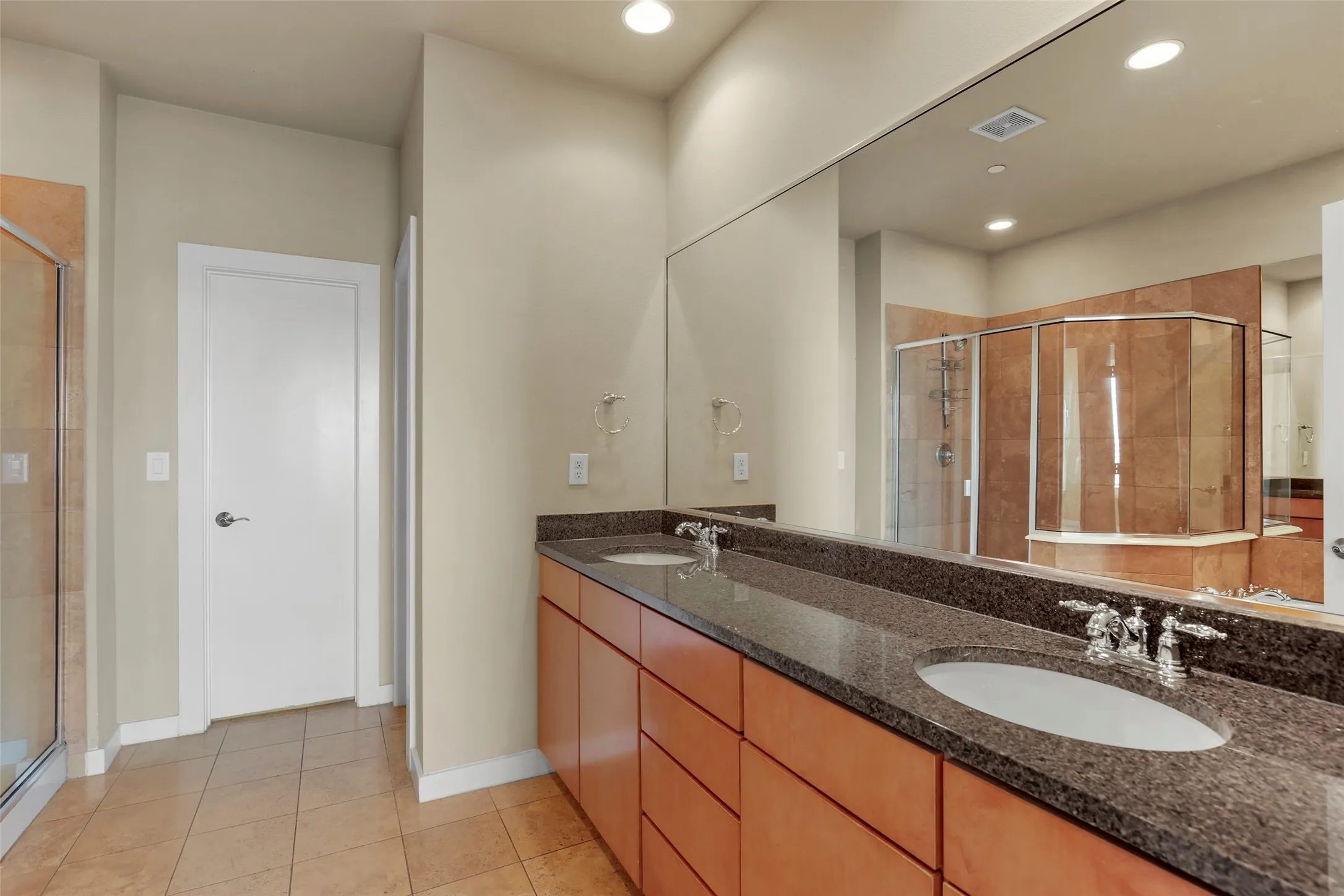 Townhouse For Rent in Dallas County , 3800 Holland Avenue 4, Dallas, Texas 75219, 2 Bedroom, 3 Bathroom, 2 Garage spaces, 1,603 Sqft, built in 2005, mls#21358769, Real Estate Agent in Dallas, Homes For Rent in Dallas county, Homes For Rent in Dallas, Realtor in Dallas Texas, Real Estate Brokerage Independent Realty Texas, Luminita Cordes Realtor
