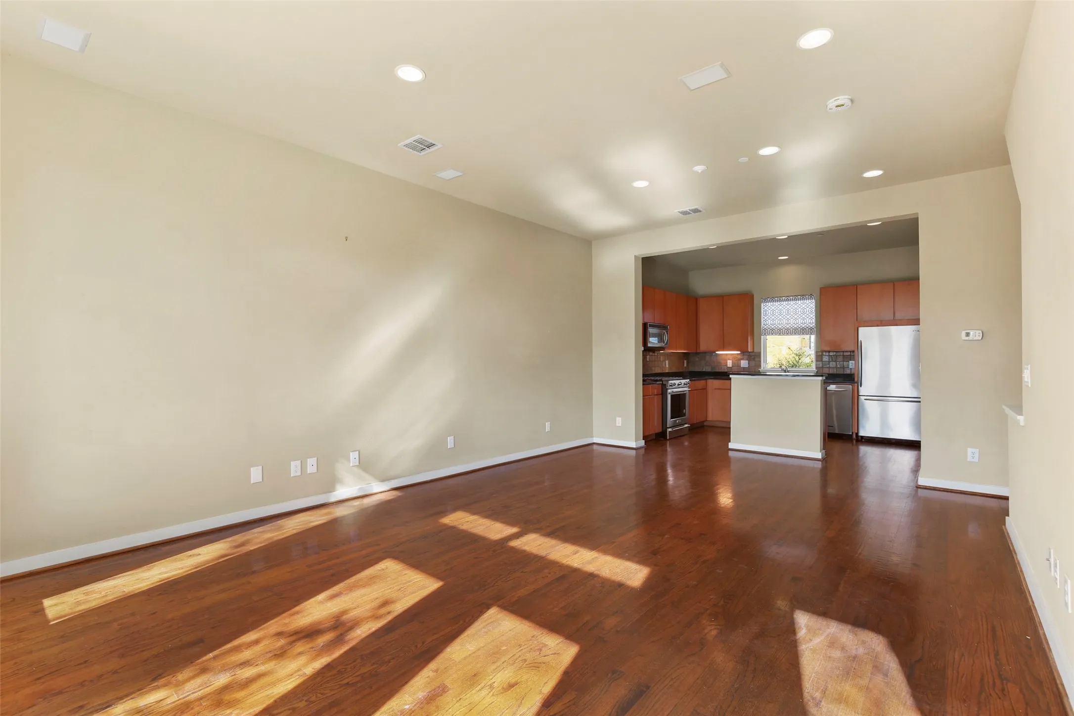 Townhouse For Rent in Dallas County , 3800 Holland Avenue 4, Dallas, Texas 75219, 2 Bedroom, 3 Bathroom, 2 Garage spaces, 1,603 Sqft, built in 2005, mls#21358769, Real Estate Agent in Dallas, Homes For Rent in Dallas county, Homes For Rent in Dallas, Realtor in Dallas Texas, Real Estate Brokerage Independent Realty Texas, Luminita Cordes Realtor