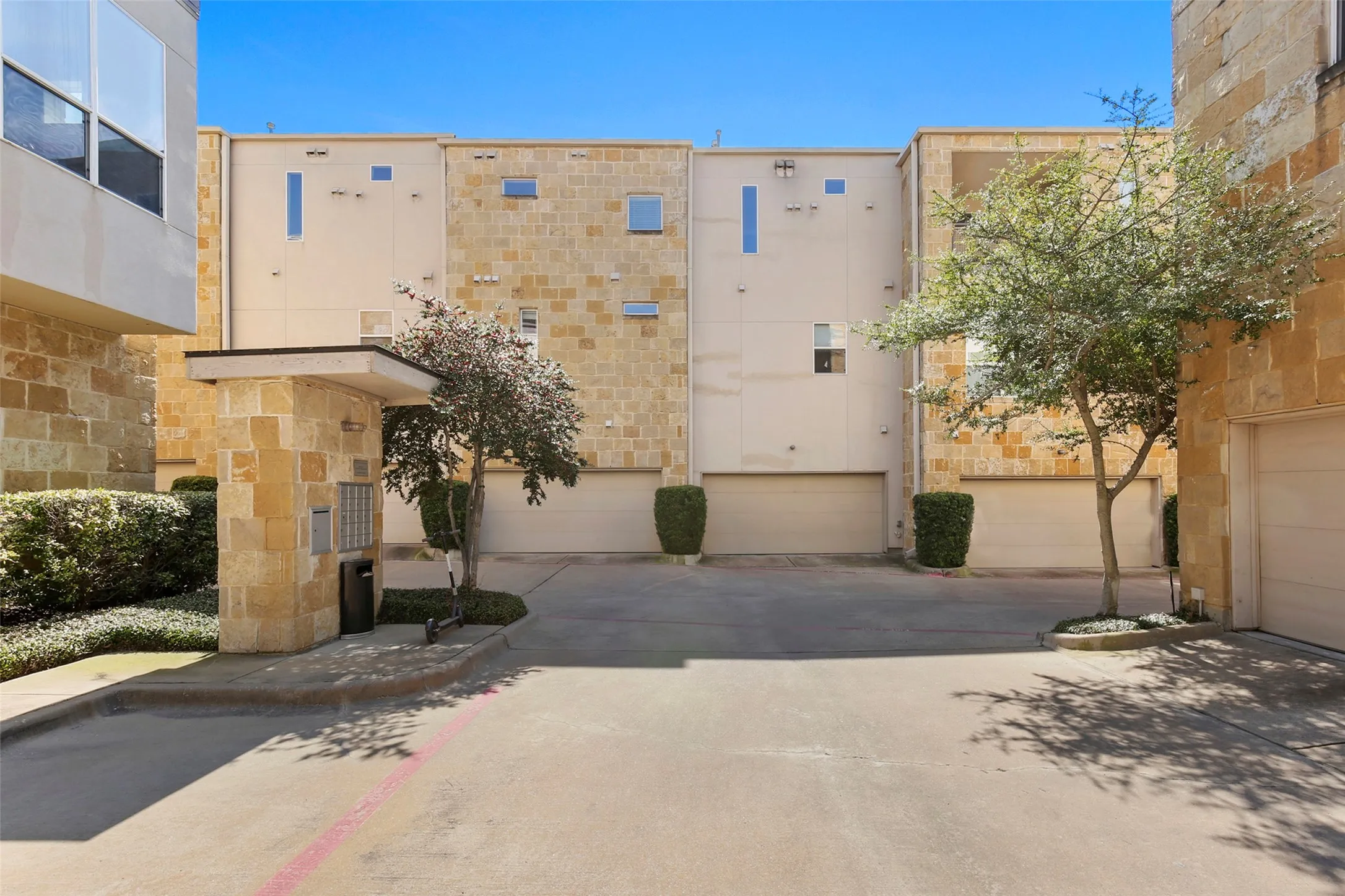 Townhouse For Rent in Dallas County , 3800 Holland Avenue 4, Dallas, Texas 75219, 2 Bedroom, 3 Bathroom, 2 Garage spaces, 1,603 Sqft, built in 2005, mls#21358769, Real Estate Agent in Dallas, Homes For Rent in Dallas county, Homes For Rent in Dallas, Realtor in Dallas Texas, Real Estate Brokerage Independent Realty Texas, Luminita Cordes Realtor