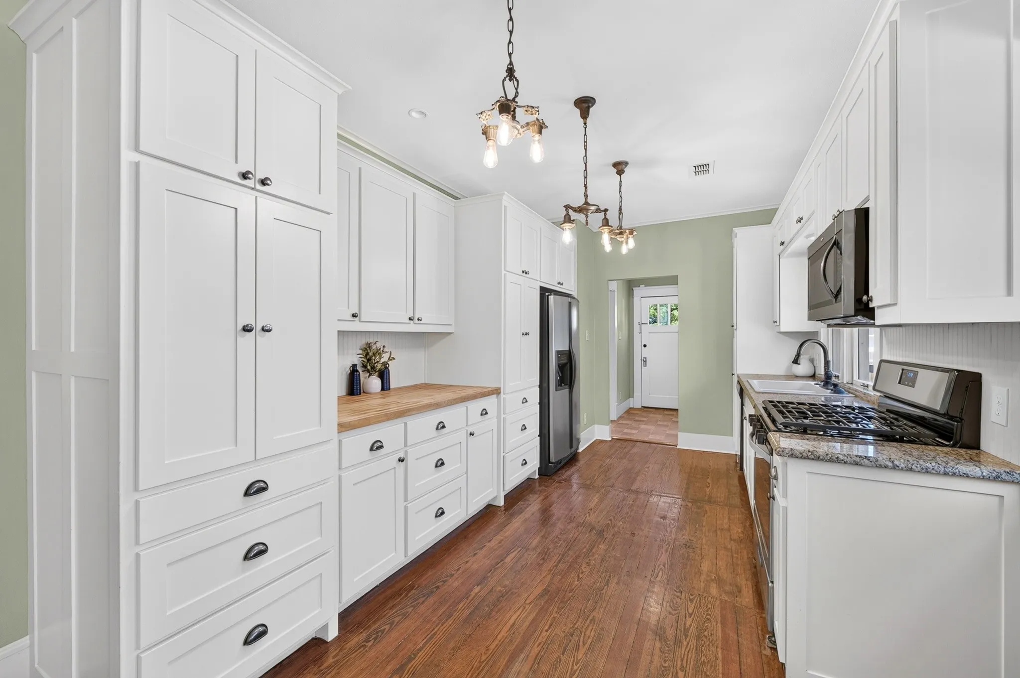 Single Family Residence For Sale in Tarrant County , 2704 College Avenue, Fort Worth, Texas 76110, 3 Bedroom, 2 Bathroom, Garage spaces, 1,600 Sqft, built in 1926, mls#21357445, Real Estate Agent in Fort Worth, Homes For Sale in Tarrant county, Homes For Sale in Fort Worth, Realtor in Fort Worth Texas, Real Estate Brokerage Independent Realty Texas, Luminita Cordes Realtor