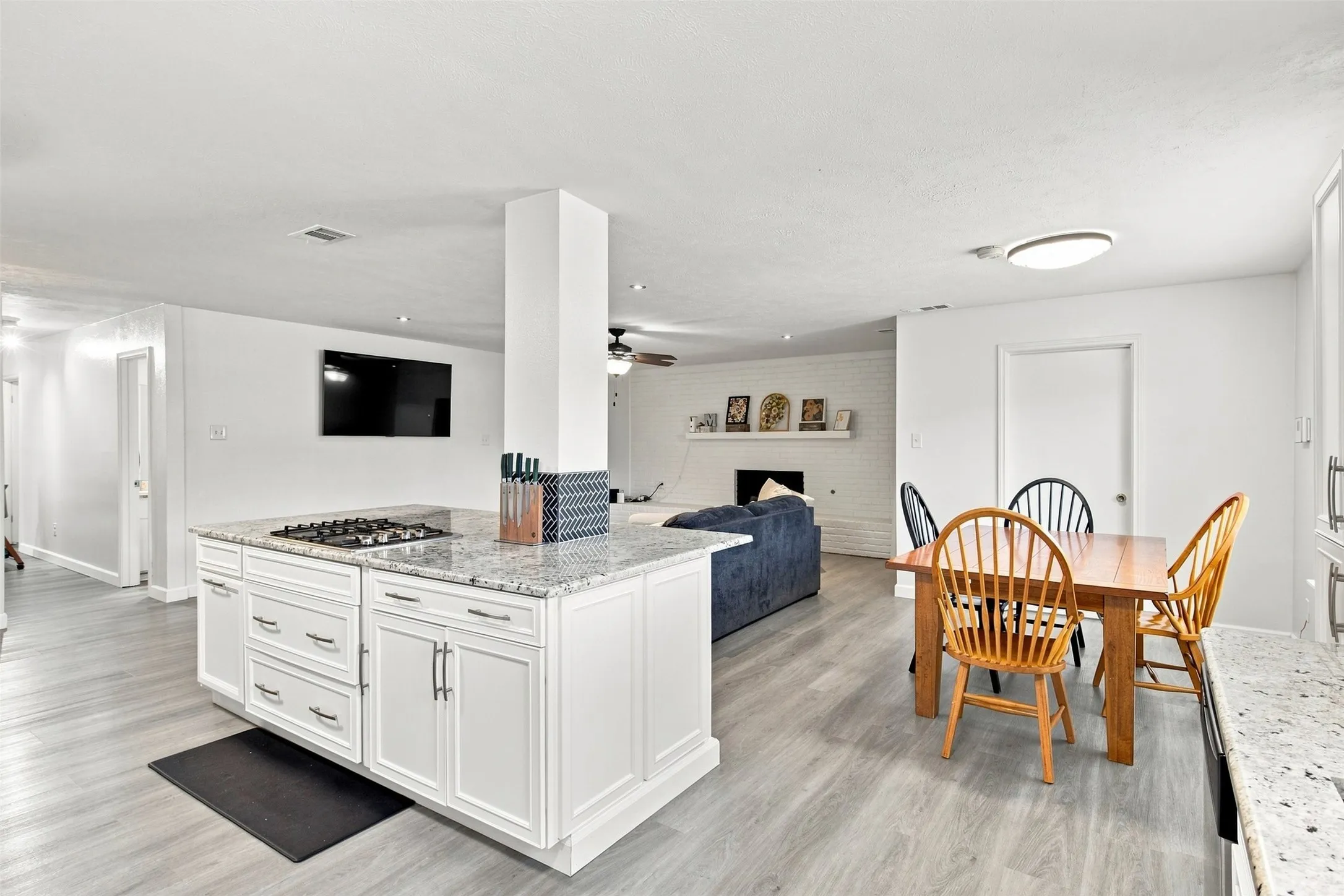 Single Family Residence For Sale in Collin County , 2021 Meadowcreek Drive, Plano, Texas 75074, 3 Bedroom, 2 Bathroom, 2 Garage spaces, 1,706 Sqft, built in 1964, mls#21358785, Real Estate Agent in Plano, Homes For Sale in Collin county, Homes For Sale in Plano, Realtor in Plano Texas, Real Estate Brokerage Independent Realty Texas, Luminita Cordes Realtor
