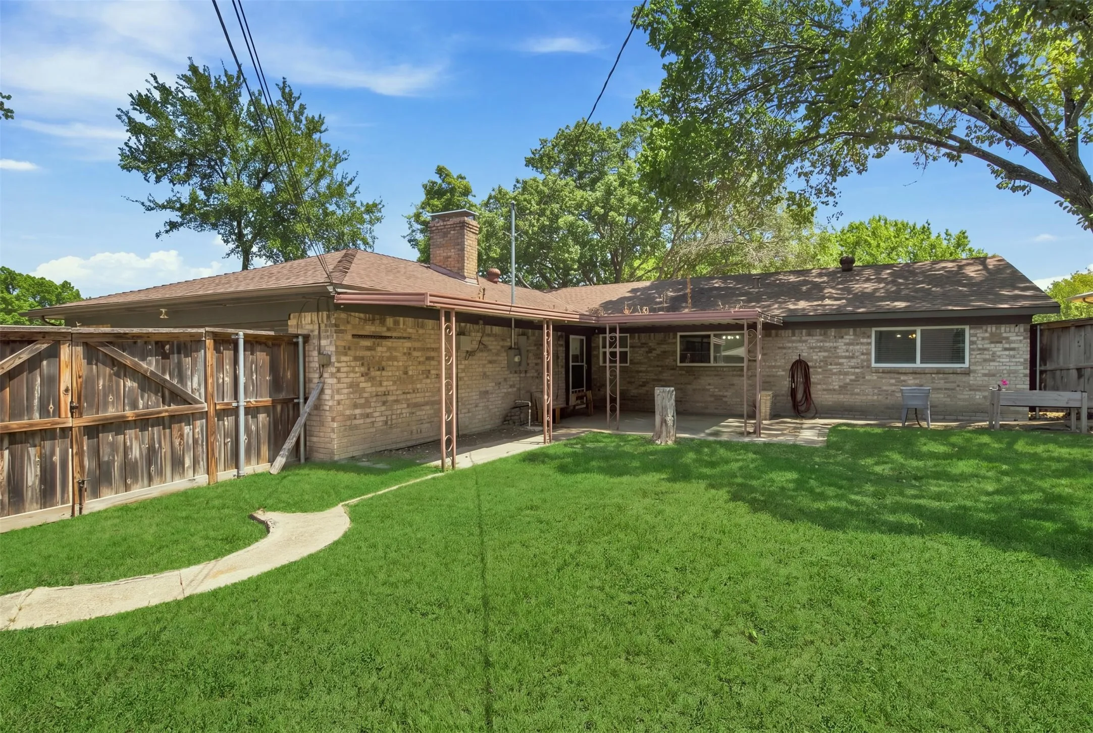 Single Family Residence For Sale in Collin County , 2021 Meadowcreek Drive, Plano, Texas 75074, 3 Bedroom, 2 Bathroom, 2 Garage spaces, 1,706 Sqft, built in 1964, mls#21358785, Real Estate Agent in Plano, Homes For Sale in Collin county, Homes For Sale in Plano, Realtor in Plano Texas, Real Estate Brokerage Independent Realty Texas, Luminita Cordes Realtor