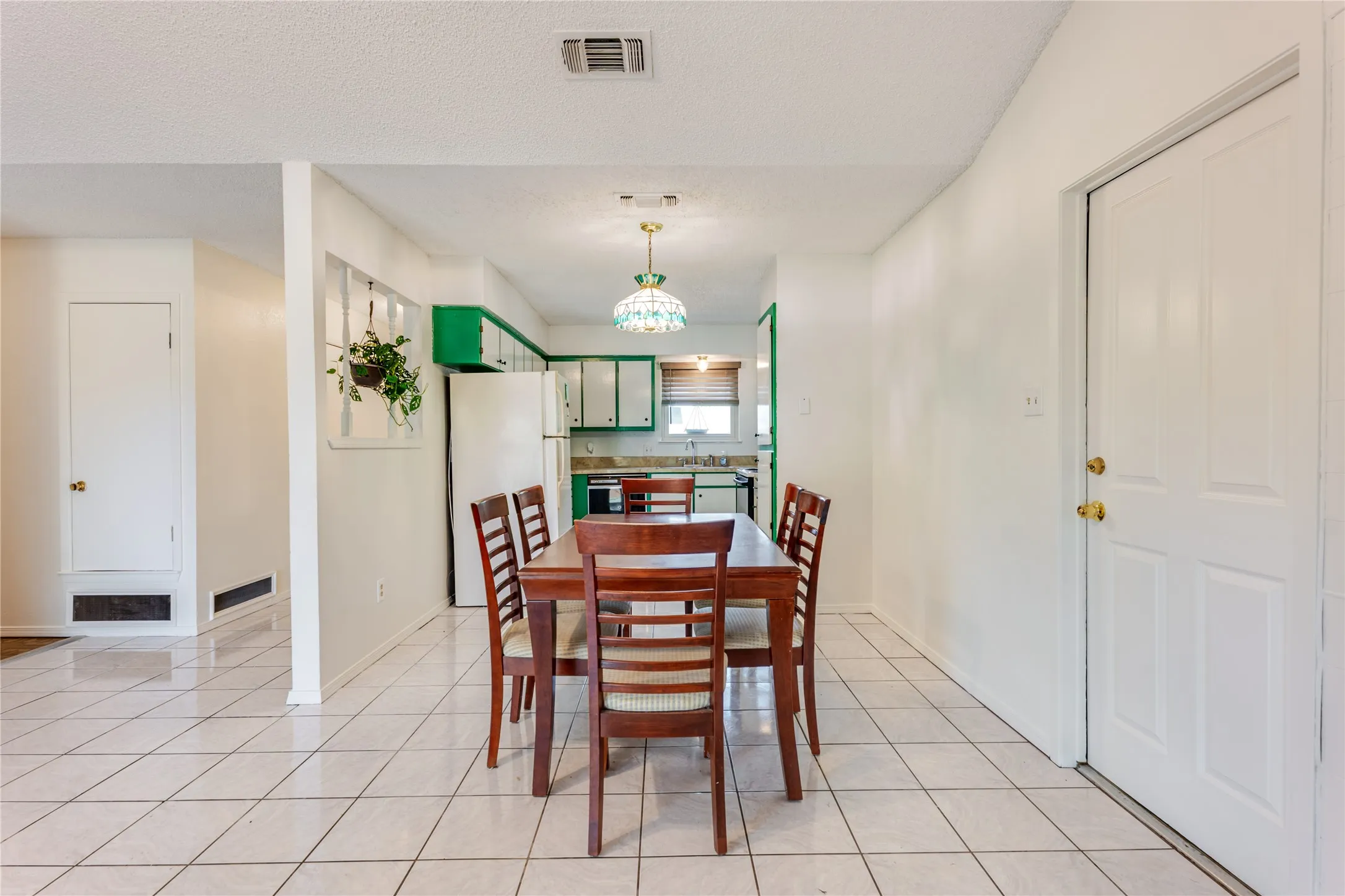 Single Family Residence For Sale in Parker County , 312 Birchwood Street, Azle, Texas 76020, 3 Bedroom, 2 Bathroom, 1 Garage spaces, 1,120 Sqft, built in 1982, mls#21358131, Real Estate Agent in Azle, Homes For Sale in Parker county, Homes For Sale in Azle, Realtor in Azle Texas, Real Estate Brokerage Independent Realty Texas, Luminita Cordes Realtor