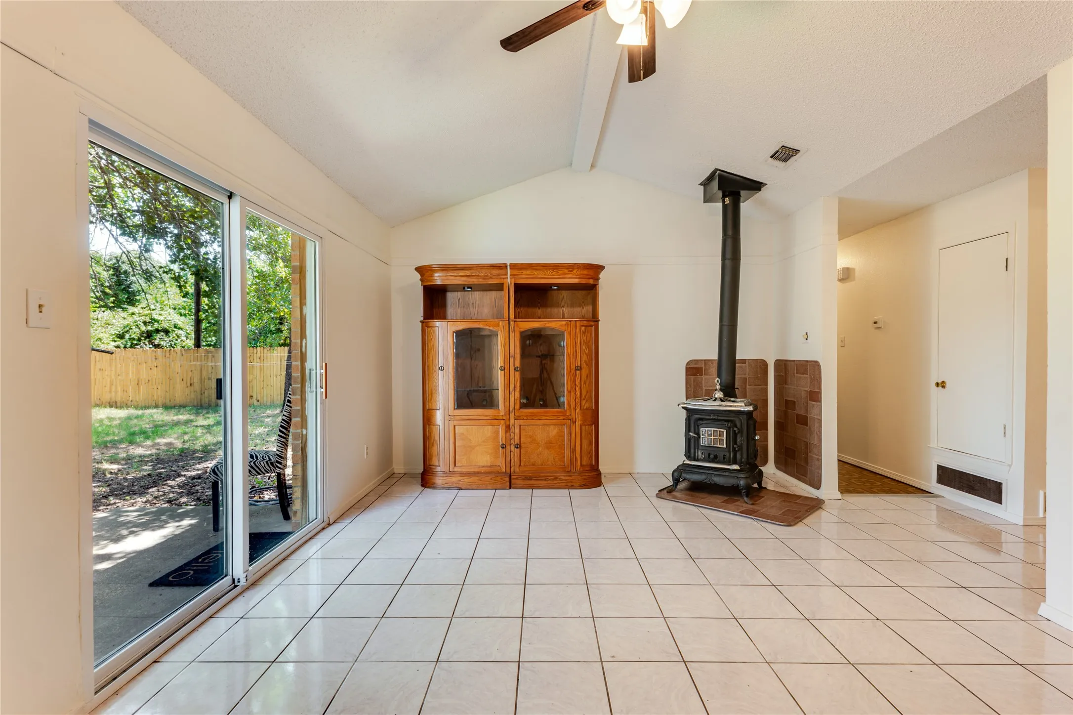 Single Family Residence For Sale in Parker County , 312 Birchwood Street, Azle, Texas 76020, 3 Bedroom, 2 Bathroom, 1 Garage spaces, 1,120 Sqft, built in 1982, mls#21358131, Real Estate Agent in Azle, Homes For Sale in Parker county, Homes For Sale in Azle, Realtor in Azle Texas, Real Estate Brokerage Independent Realty Texas, Luminita Cordes Realtor