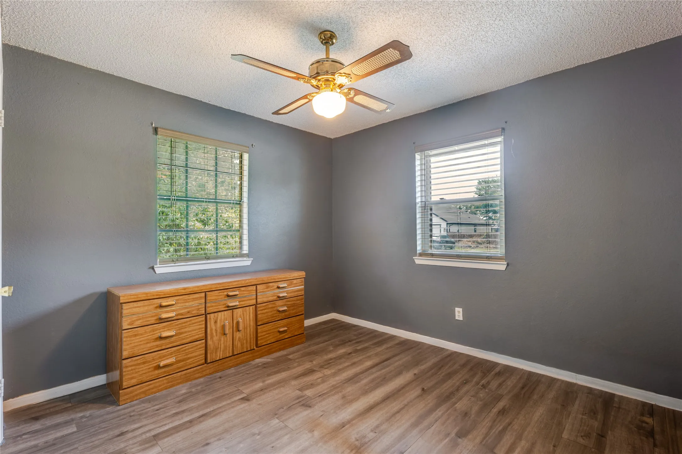 Single Family Residence For Sale in Parker County , 312 Birchwood Street, Azle, Texas 76020, 3 Bedroom, 2 Bathroom, 1 Garage spaces, 1,120 Sqft, built in 1982, mls#21358131, Real Estate Agent in Azle, Homes For Sale in Parker county, Homes For Sale in Azle, Realtor in Azle Texas, Real Estate Brokerage Independent Realty Texas, Luminita Cordes Realtor