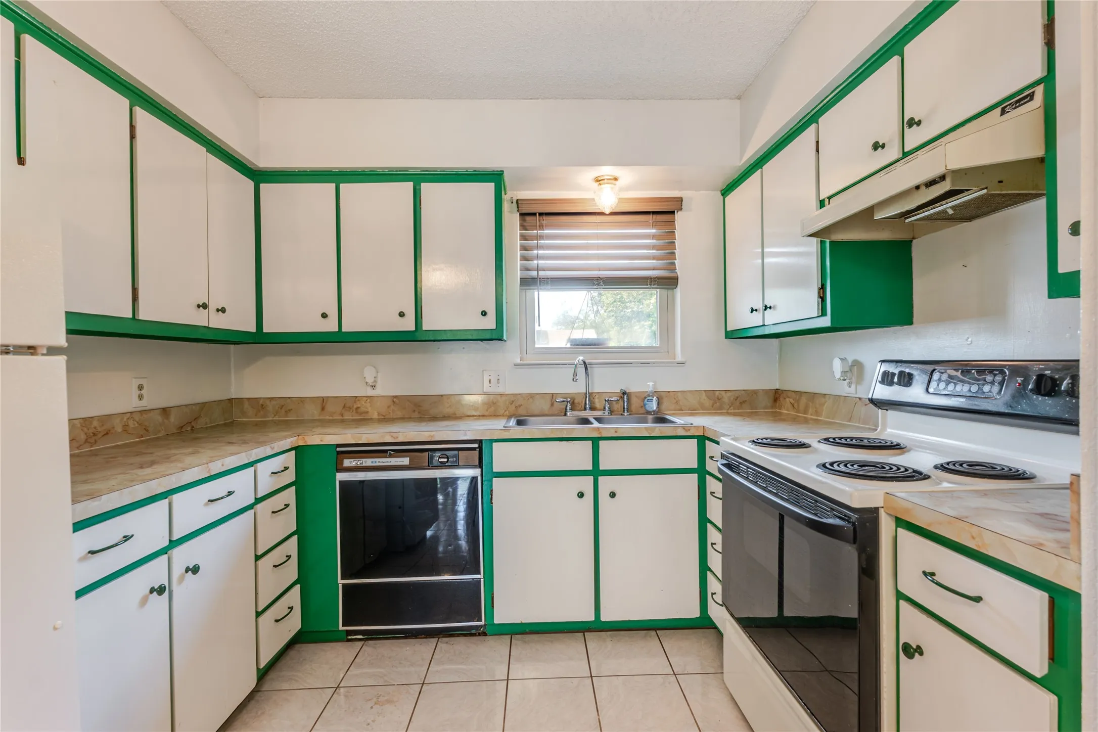 Single Family Residence For Sale in Parker County , 312 Birchwood Street, Azle, Texas 76020, 3 Bedroom, 2 Bathroom, 1 Garage spaces, 1,120 Sqft, built in 1982, mls#21358131, Real Estate Agent in Azle, Homes For Sale in Parker county, Homes For Sale in Azle, Realtor in Azle Texas, Real Estate Brokerage Independent Realty Texas, Luminita Cordes Realtor