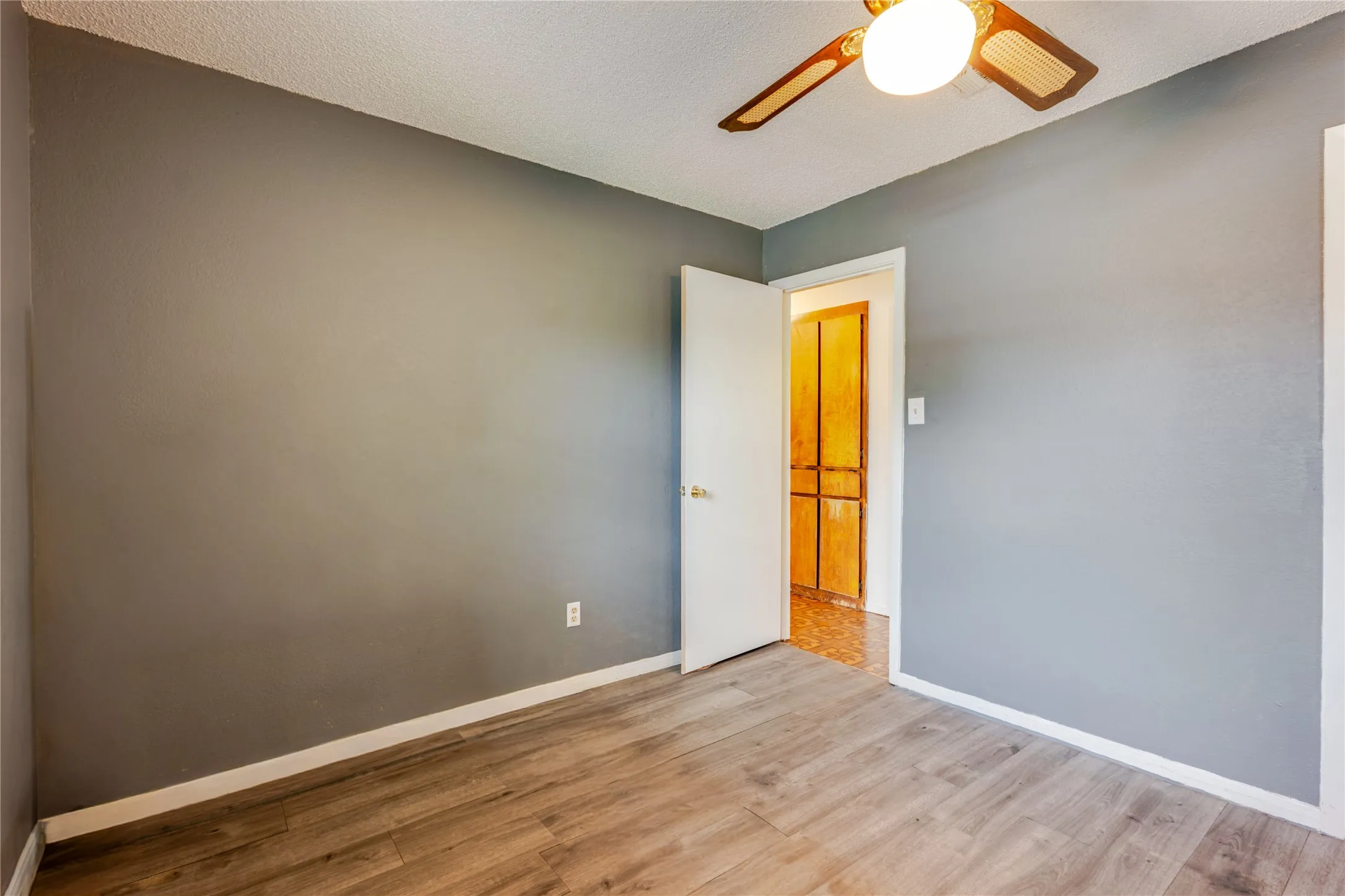 Single Family Residence For Sale in Parker County , 312 Birchwood Street, Azle, Texas 76020, 3 Bedroom, 2 Bathroom, 1 Garage spaces, 1,120 Sqft, built in 1982, mls#21358131, Real Estate Agent in Azle, Homes For Sale in Parker county, Homes For Sale in Azle, Realtor in Azle Texas, Real Estate Brokerage Independent Realty Texas, Luminita Cordes Realtor