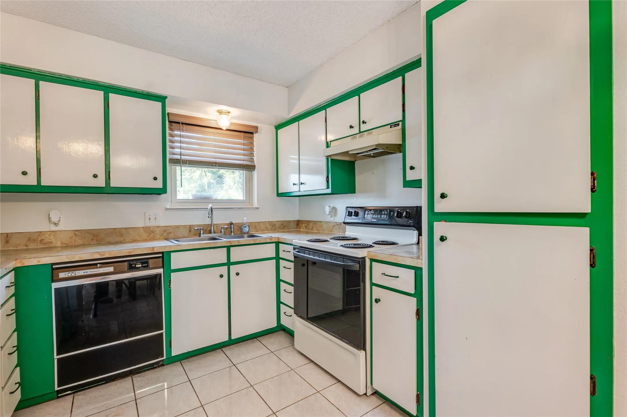Single Family Residence For Sale in Parker County , 312 Birchwood Street, Azle, Texas 76020, 3 Bedroom, 2 Bathroom, 1 Garage spaces, 1,120 Sqft, built in 1982, mls#21358131, Real Estate Agent in Azle, Homes For Sale in Parker county, Homes For Sale in Azle, Realtor in Azle Texas, Real Estate Brokerage Independent Realty Texas, Luminita Cordes Realtor