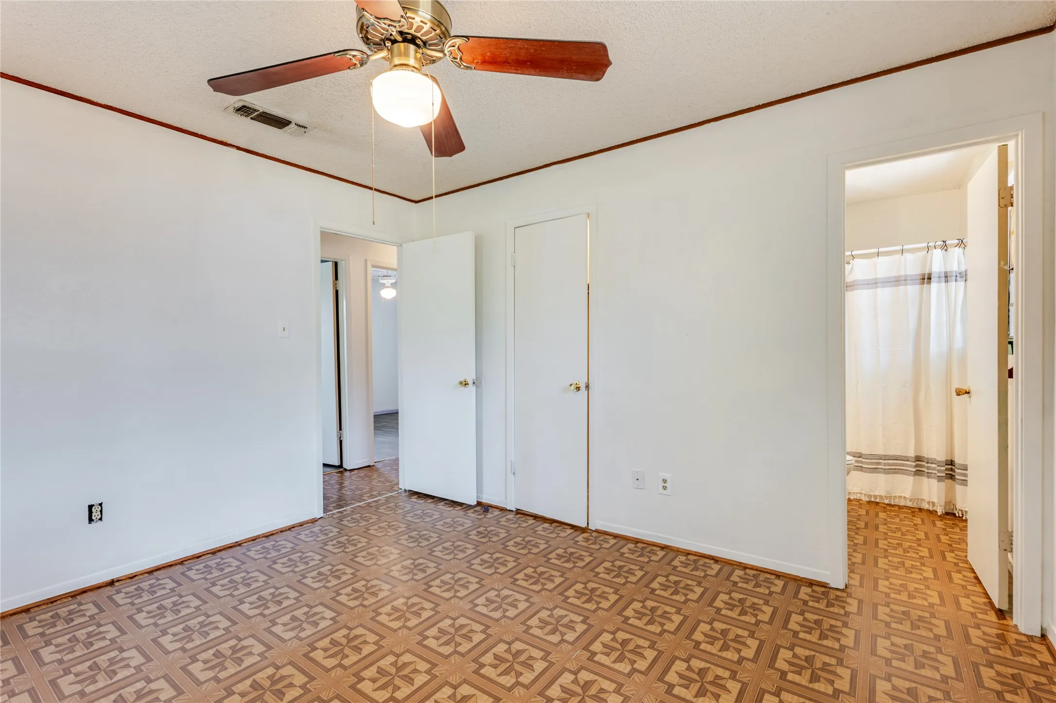 Single Family Residence For Sale in Parker County , 312 Birchwood Street, Azle, Texas 76020, 3 Bedroom, 2 Bathroom, 1 Garage spaces, 1,120 Sqft, built in 1982, mls#21358131, Real Estate Agent in Azle, Homes For Sale in Parker county, Homes For Sale in Azle, Realtor in Azle Texas, Real Estate Brokerage Independent Realty Texas, Luminita Cordes Realtor