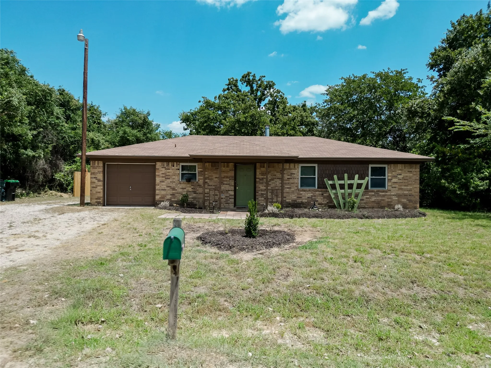 Single Family Residence For Sale in Parker County , 312 Birchwood Street, Azle, Texas 76020, 3 Bedroom, 2 Bathroom, 1 Garage spaces, 1,120 Sqft, built in 1982, mls#21358131, Real Estate Agent in Azle, Homes For Sale in Parker county, Homes For Sale in Azle, Realtor in Azle Texas, Real Estate Brokerage Independent Realty Texas, Luminita Cordes Realtor