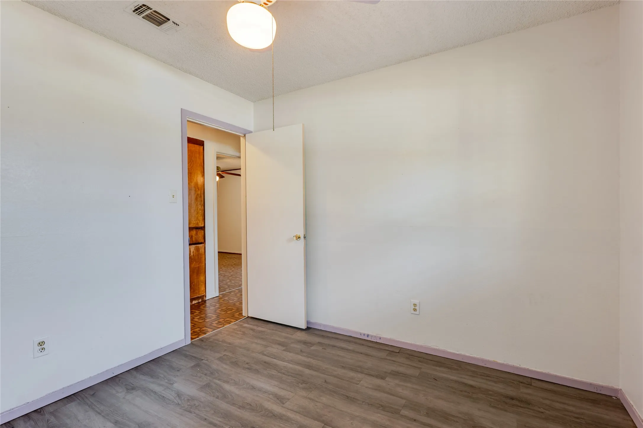 Single Family Residence For Sale in Parker County , 312 Birchwood Street, Azle, Texas 76020, 3 Bedroom, 2 Bathroom, 1 Garage spaces, 1,120 Sqft, built in 1982, mls#21358131, Real Estate Agent in Azle, Homes For Sale in Parker county, Homes For Sale in Azle, Realtor in Azle Texas, Real Estate Brokerage Independent Realty Texas, Luminita Cordes Realtor