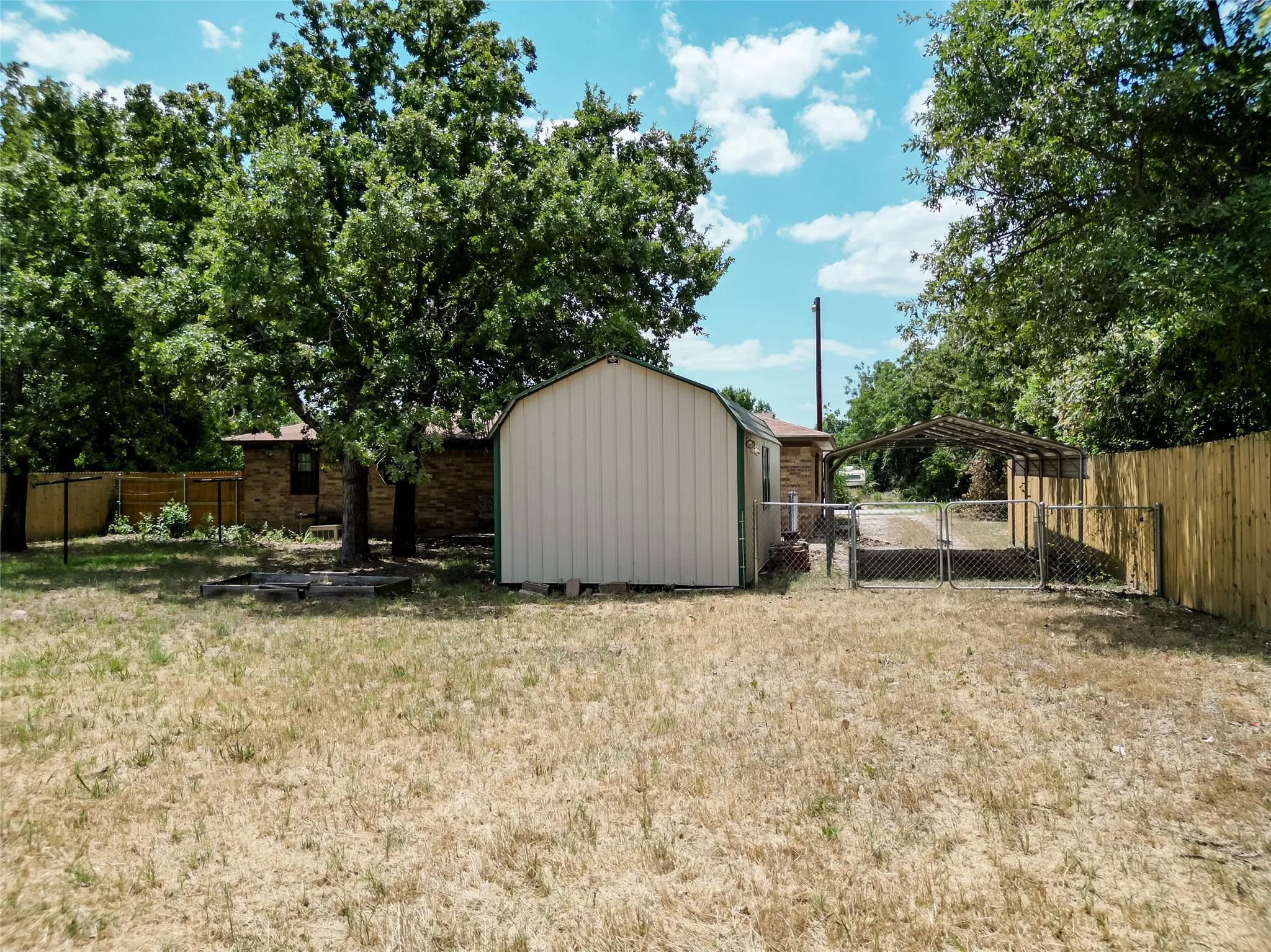 Single Family Residence For Sale in Parker County , 312 Birchwood Street, Azle, Texas 76020, 3 Bedroom, 2 Bathroom, 1 Garage spaces, 1,120 Sqft, built in 1982, mls#21358131, Real Estate Agent in Azle, Homes For Sale in Parker county, Homes For Sale in Azle, Realtor in Azle Texas, Real Estate Brokerage Independent Realty Texas, Luminita Cordes Realtor