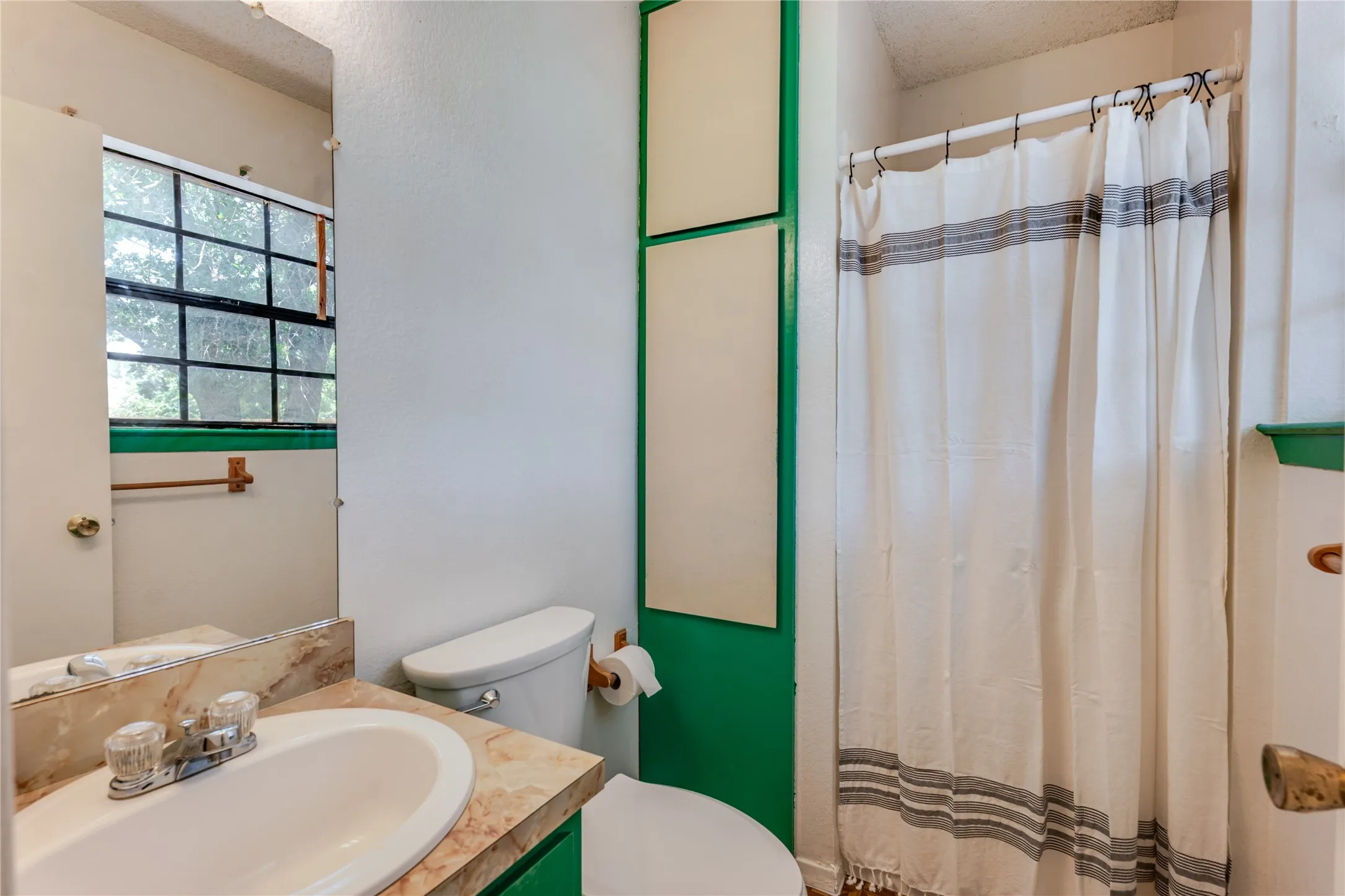 Single Family Residence For Sale in Parker County , 312 Birchwood Street, Azle, Texas 76020, 3 Bedroom, 2 Bathroom, 1 Garage spaces, 1,120 Sqft, built in 1982, mls#21358131, Real Estate Agent in Azle, Homes For Sale in Parker county, Homes For Sale in Azle, Realtor in Azle Texas, Real Estate Brokerage Independent Realty Texas, Luminita Cordes Realtor