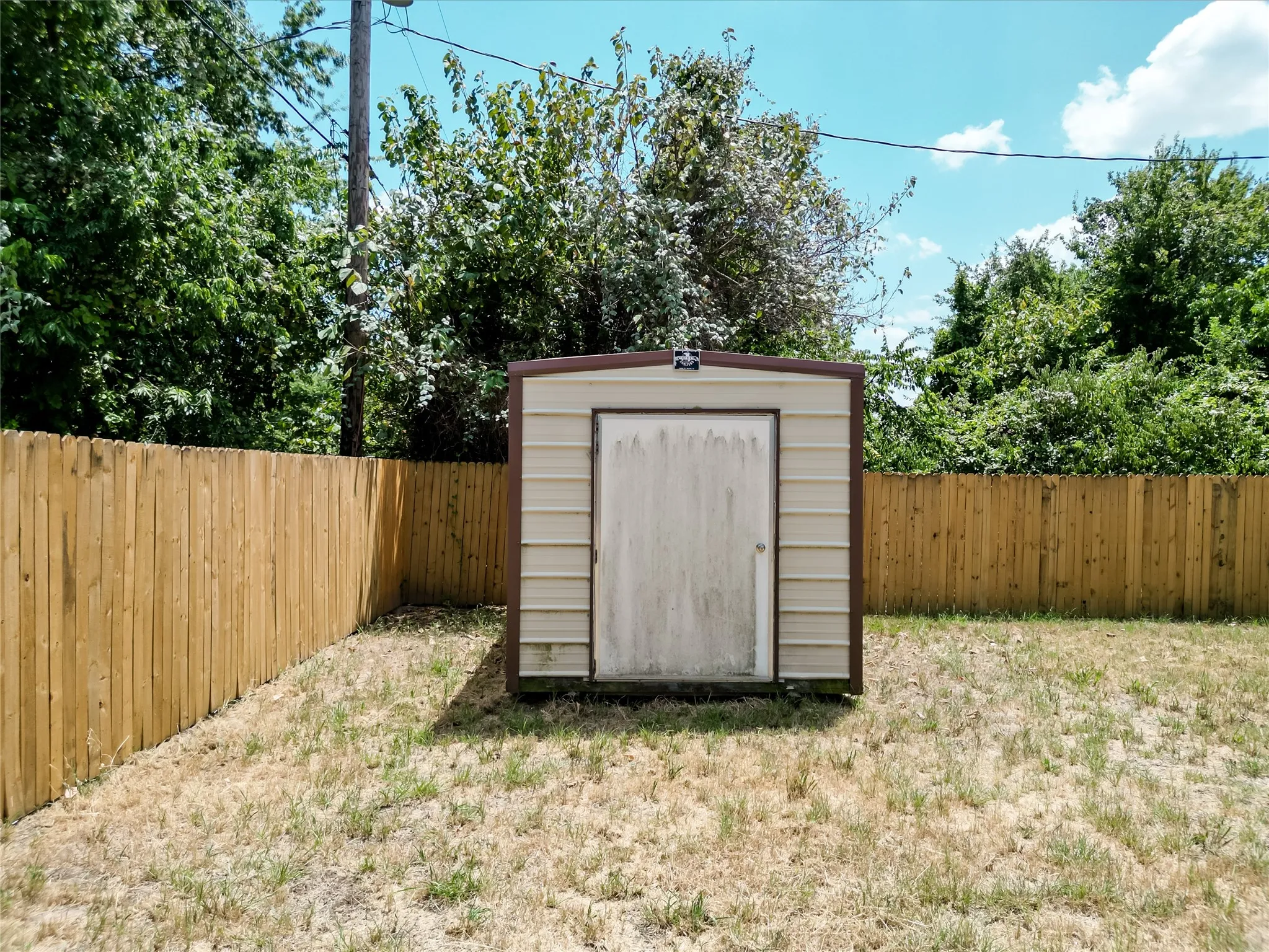 Single Family Residence For Sale in Parker County , 312 Birchwood Street, Azle, Texas 76020, 3 Bedroom, 2 Bathroom, 1 Garage spaces, 1,120 Sqft, built in 1982, mls#21358131, Real Estate Agent in Azle, Homes For Sale in Parker county, Homes For Sale in Azle, Realtor in Azle Texas, Real Estate Brokerage Independent Realty Texas, Luminita Cordes Realtor