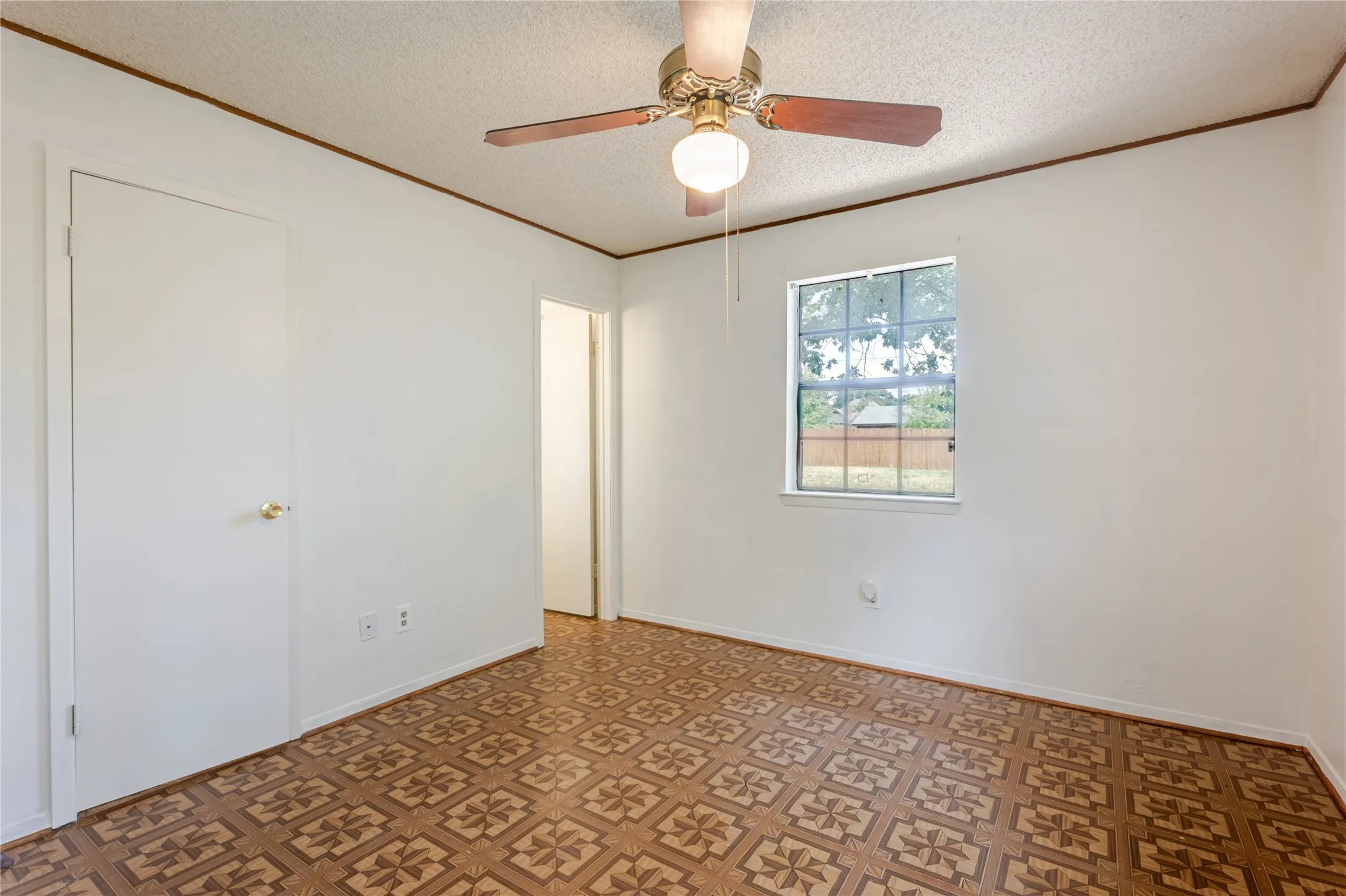 Single Family Residence For Sale in Parker County , 312 Birchwood Street, Azle, Texas 76020, 3 Bedroom, 2 Bathroom, 1 Garage spaces, 1,120 Sqft, built in 1982, mls#21358131, Real Estate Agent in Azle, Homes For Sale in Parker county, Homes For Sale in Azle, Realtor in Azle Texas, Real Estate Brokerage Independent Realty Texas, Luminita Cordes Realtor
