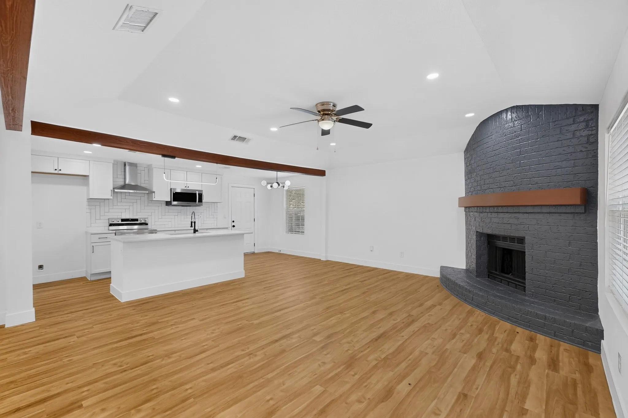 Single Family Residence For Rent in Tarrant County , 6000 Cool Springs Drive, Arlington, Texas 76001, 3 Bedroom, 2 Bathroom, 2 Garage spaces, 1,745 Sqft, built in 1982, mls#21357393, Real Estate Agent in Arlington, Homes For Rent in Tarrant county, Homes For Rent in Arlington, Realtor in Arlington Texas, Real Estate Brokerage Independent Realty Texas, Luminita Cordes Realtor