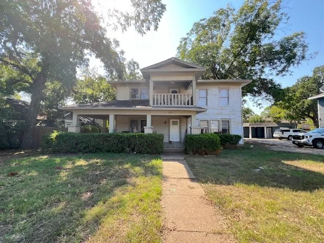 Duplex For Rent in Denton County , 625 W Hickory Street, Denton, Texas 76201, 6 Bedroom, 3 Bathroom, Garage spaces, 2,100 Sqft, built in 1922, Price $2,400, mls#21358797, Real Estate Agent in Denton, Homes For Rent in Denton county, Homes For Rent in Denton, Realtor in Denton Texas, Real Estate Brokerage Independent Realty Texas, Luminita Cordes Realtor